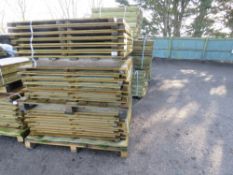 STACK OF APPROXIMATELY 36NO ASSORTED FENCING PANELS.