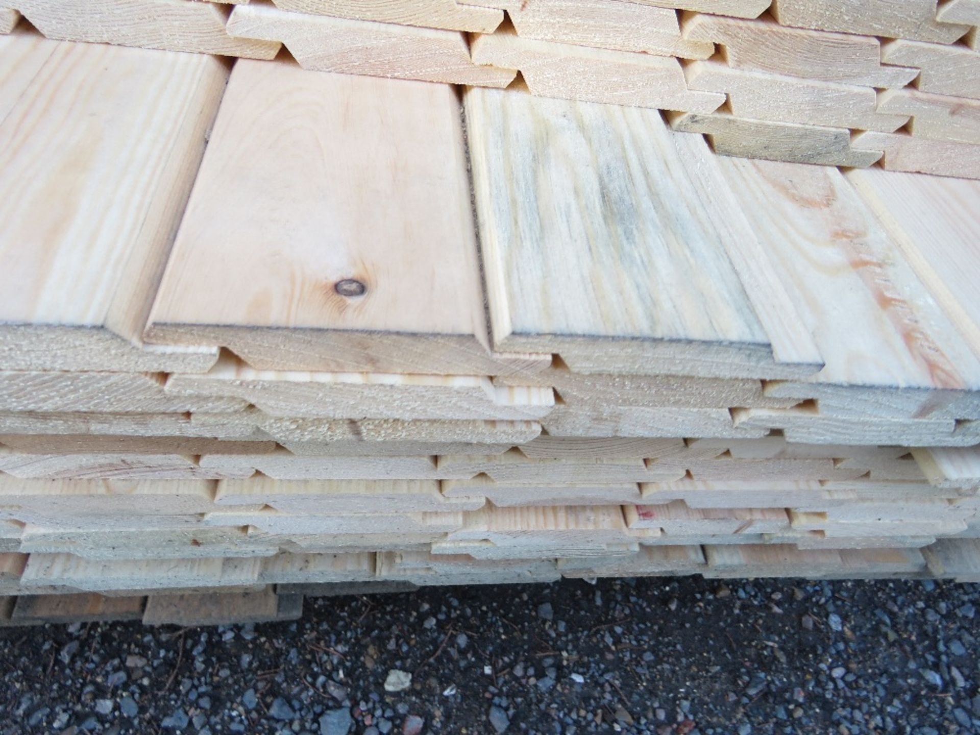 EXTRA LARGE PACK OF UNTREATED SHIPLAP FENCE CLADDING TIMBER BOARDS. SIZE: 1.42M LENGTH X 95MM WIDTH - Image 3 of 3