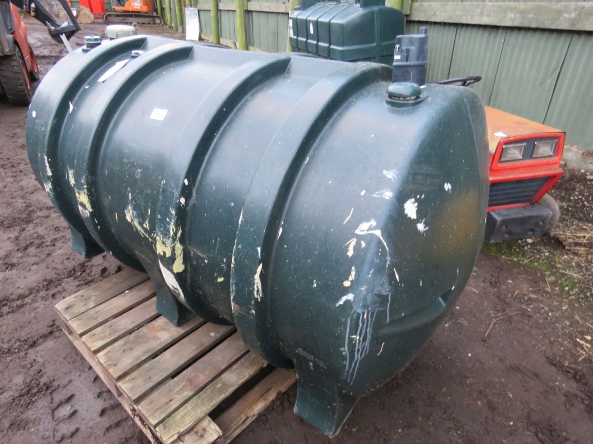 PLASTIC DIESEL TANK, 1385LITRE CAPACITY. THIS LOT IS SOLD UNDER THE AUCTIONEERS MARGIN SCHEME, THERE - Image 2 of 3