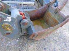 ORIEL 55MM PINNED EXCAVATOR QUICK HITCH PLUS A 2FT TOOTHED BUCKET, LITTLE USED.