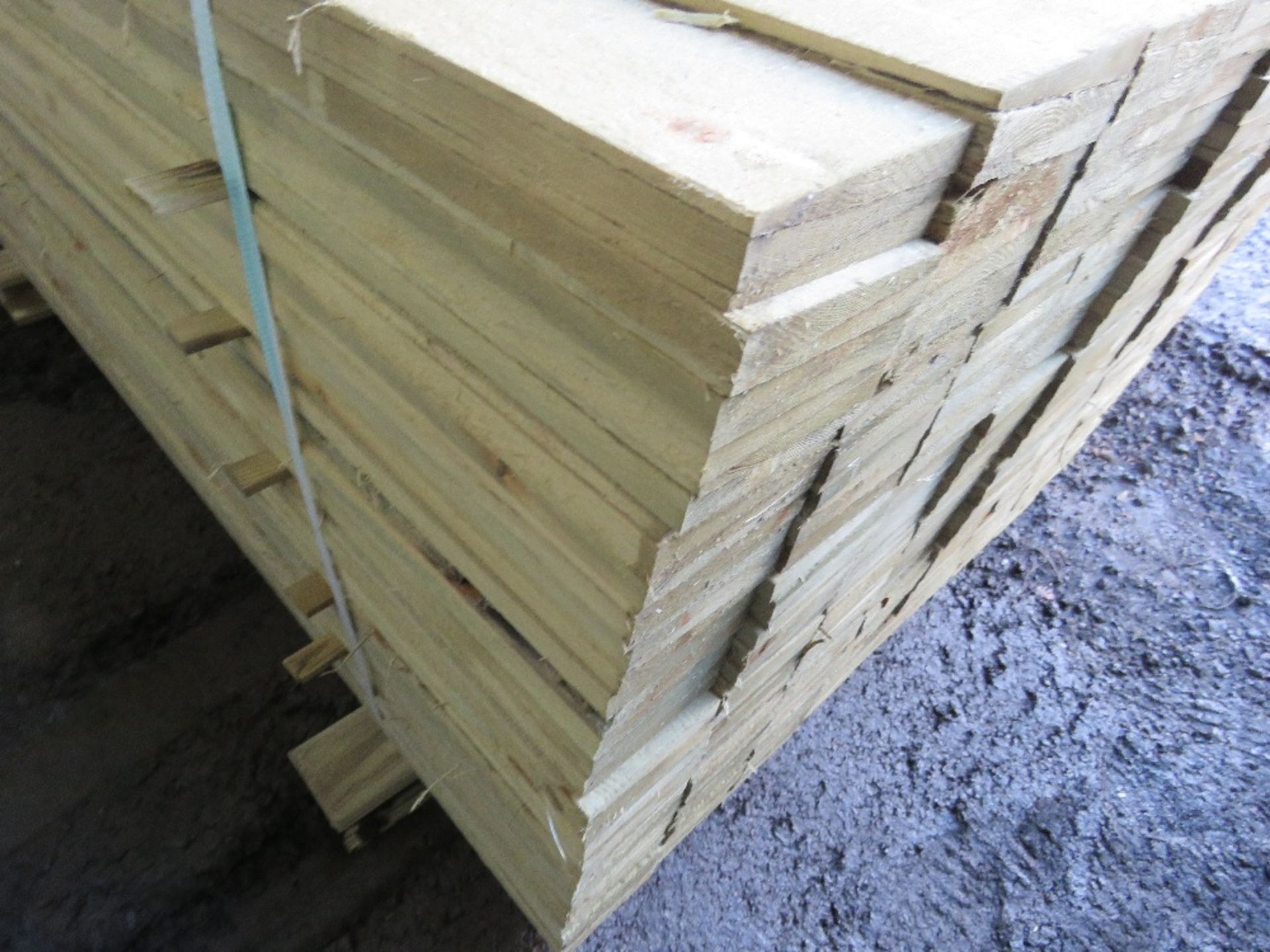 LARGE PACK OF FEATHER EDGE PRESSURE TREATED FENCE CLADDING TIMBER BOARDS. 1.8M LENGTH X 100MM WIDTH - Image 3 of 3