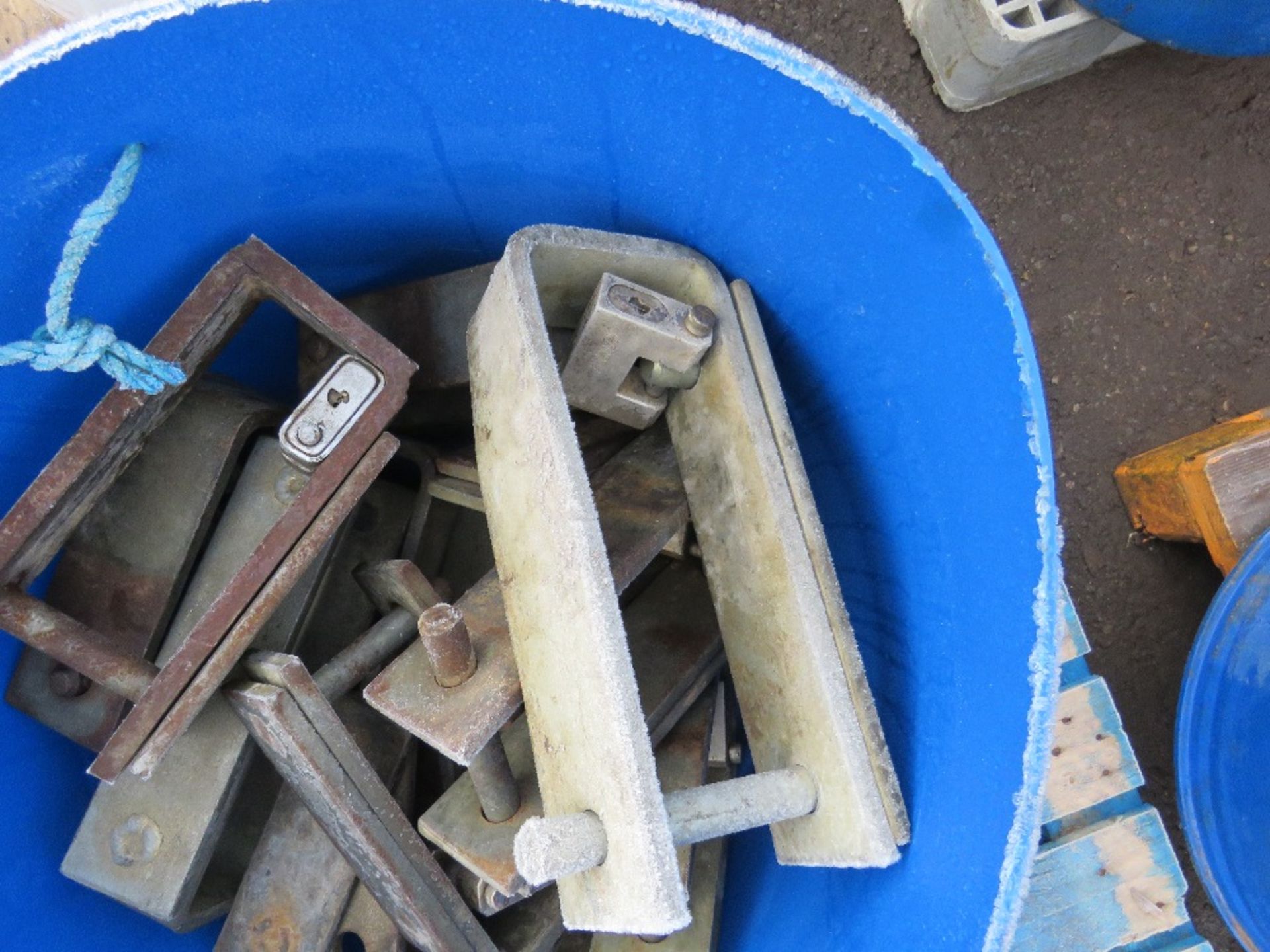 BUCKET CONTAINING ASSORTED ECAVATOR TRACK LOCKS, NO KEYS (16NO APPROX IN TOTAL). - Image 3 of 3