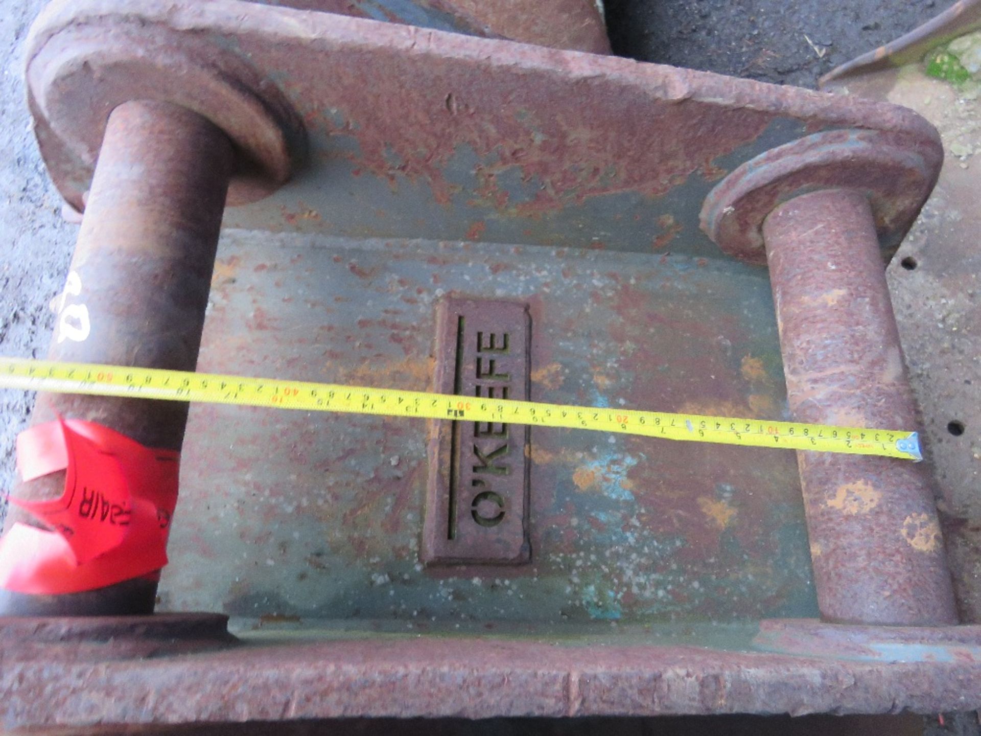 EXCAVATOR BUCKET: 28" WIDTH APPROX, WITH 80MM PINS. - Image 3 of 4