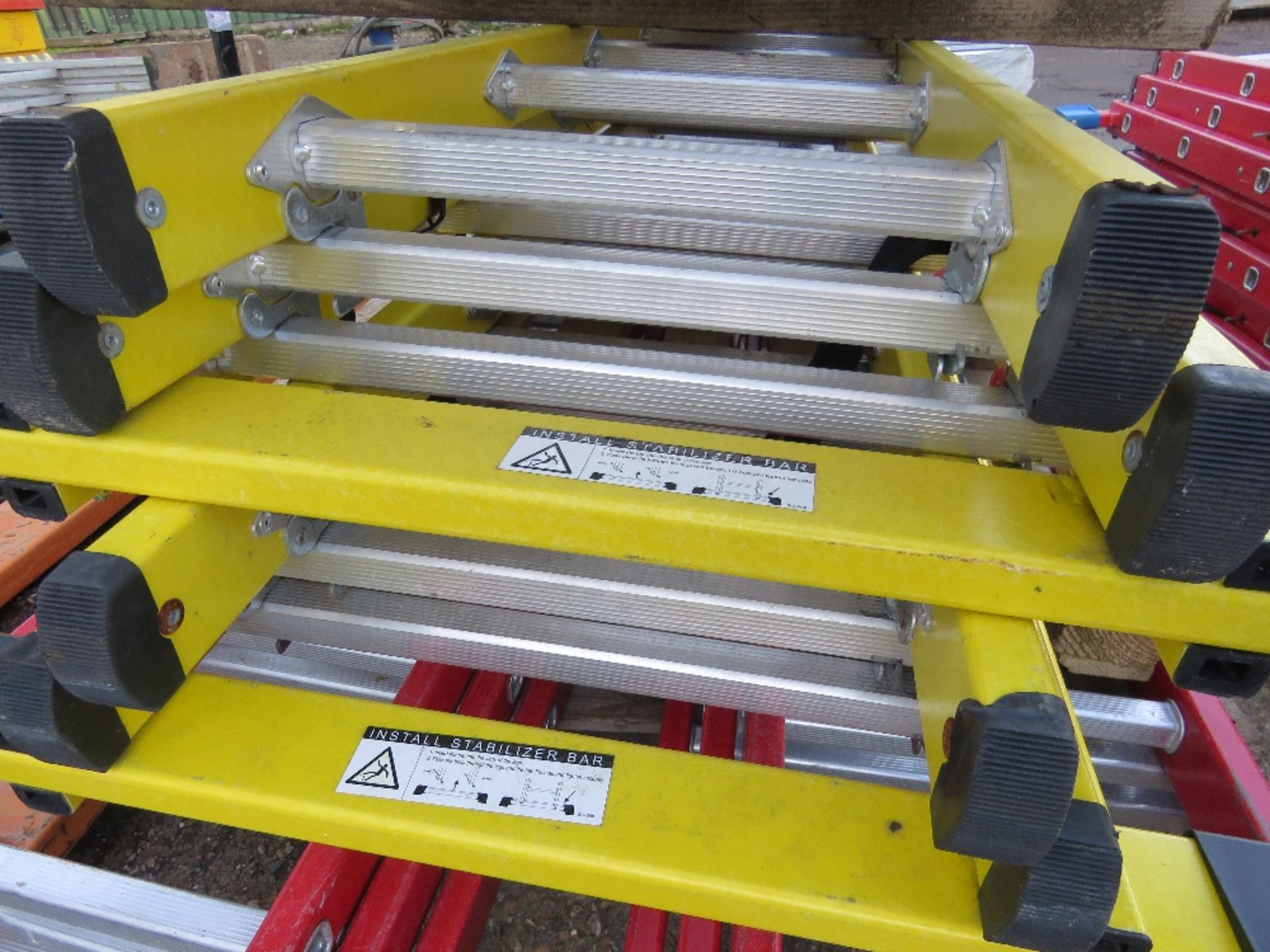 2 X YELLOW GRP 3 STAGE EXTENDING LADDERS. NO VAT ON HAMMER PRICE. - Image 2 of 2