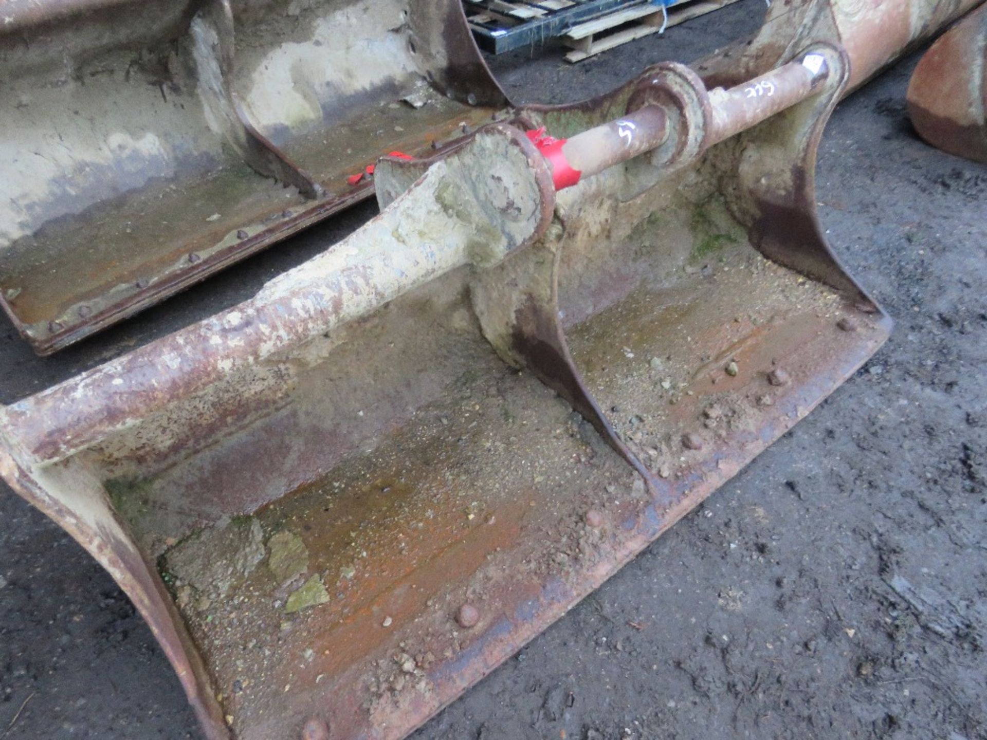 EXCAVATOR GRADING BUCKET: 6FT WIDTH APPROX, WITH 65MM PINS. - Image 2 of 4