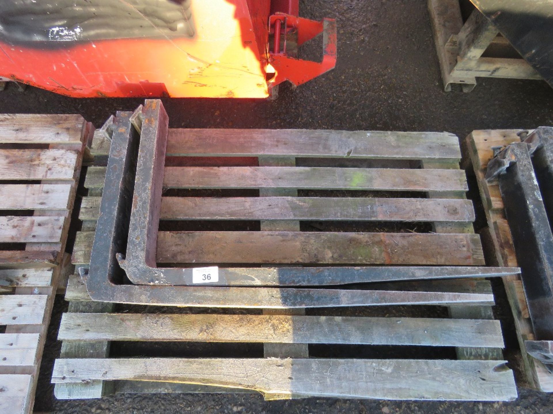 PAIR OF FORKLIFT TINES.