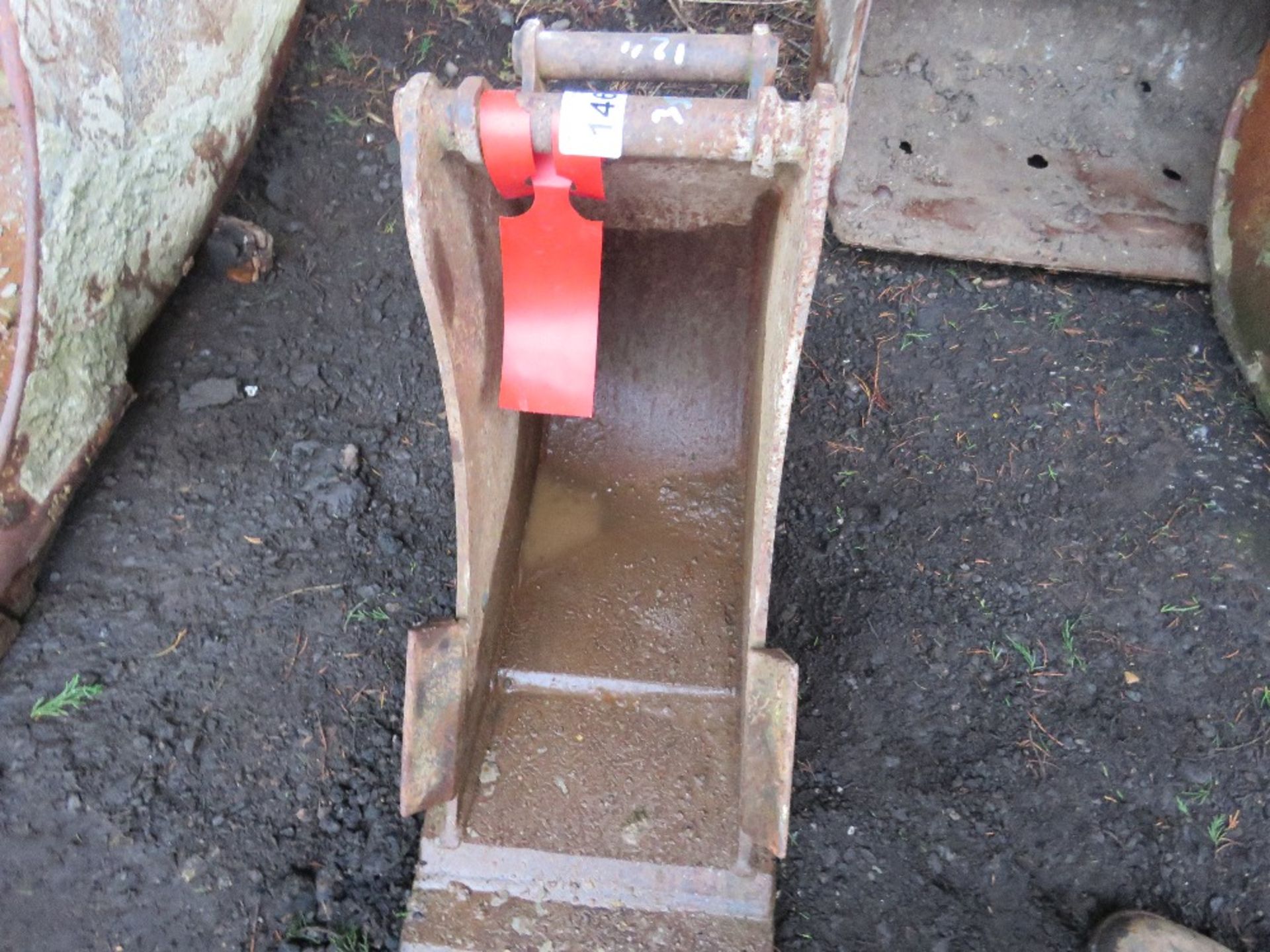 MINI EXCAVATOR BUCKET: 1FT WIDTH APPROX, WITH 35MM PINS. - Image 2 of 3