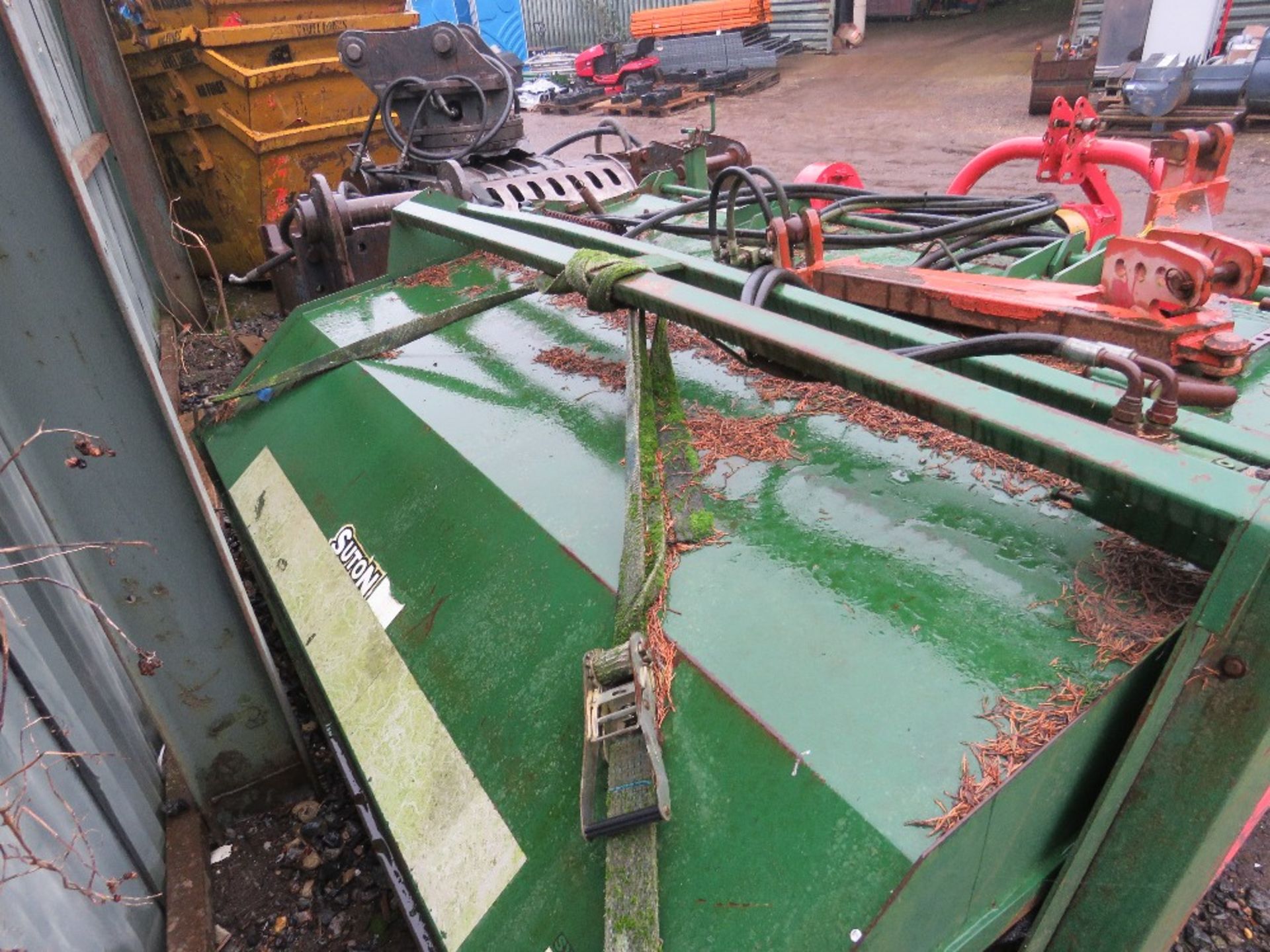 SUTON / GURNEY REEVE 2.2M WIDE HYDRAULIC POWERED YARD BRUSH WITH COLLECTOR AND GUTTER BRUSH. YEAR 20 - Image 4 of 7