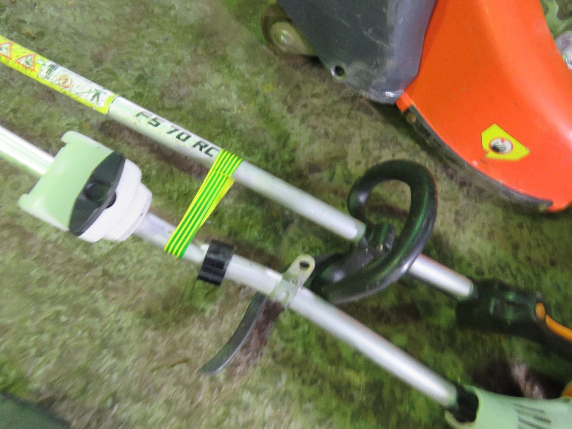 2 X STIHL PETROL ENGINED STRIMMERS: ONE HAS A BENT/DAMAGED SHAFT. THIS LOT IS SOLD UNDER THE AUCTION - Image 3 of 4