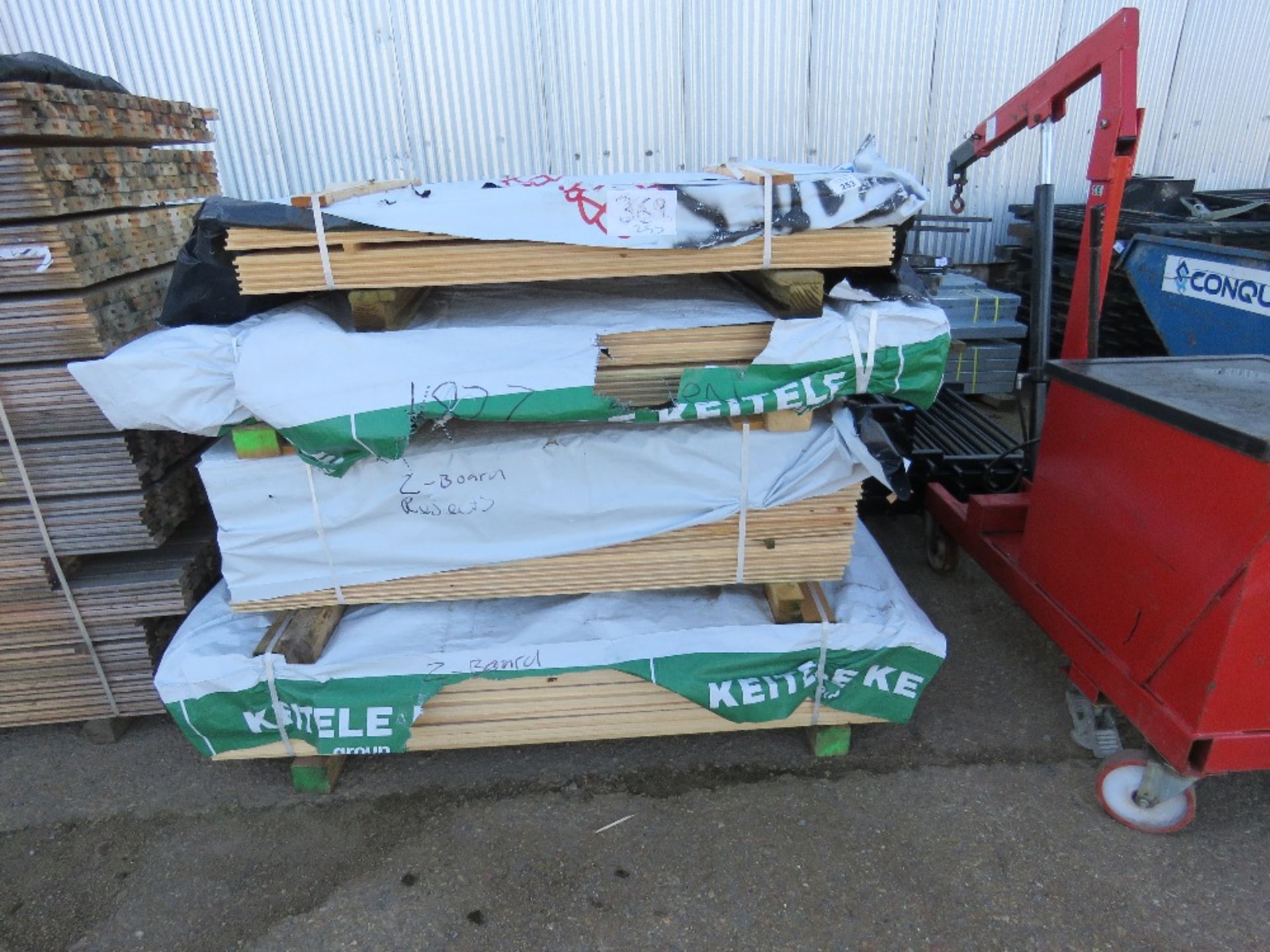 STACK OF 4NO BUNDLES OF UNTREATED SHIPLAP TIMBER FENCE CLADDING BOARDS. SIZE: 1.4-1.83M LENGTH X - Image 6 of 6