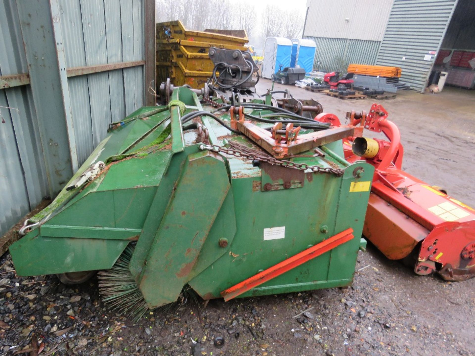 SUTON / GURNEY REEVE 2.2M WIDE HYDRAULIC POWERED YARD BRUSH WITH COLLECTOR AND GUTTER BRUSH. YEAR 20 - Image 2 of 7
