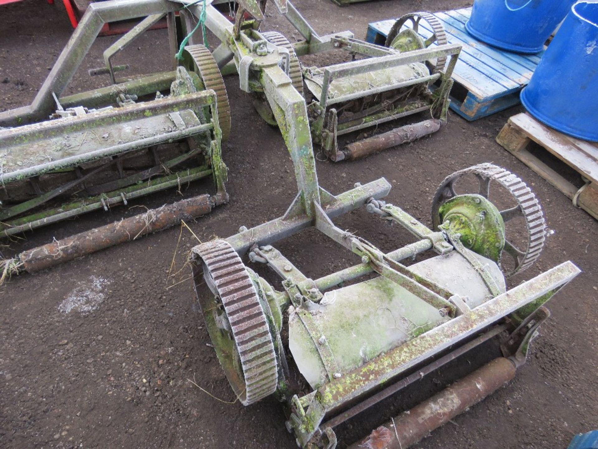 TRACTOR TRAILED WHEEL DRIVEN GANG MOWER SET. WORKING WHEN PARKED UP 2 YEARS AGO. NO VAT ON HAMMER PR - Image 3 of 3