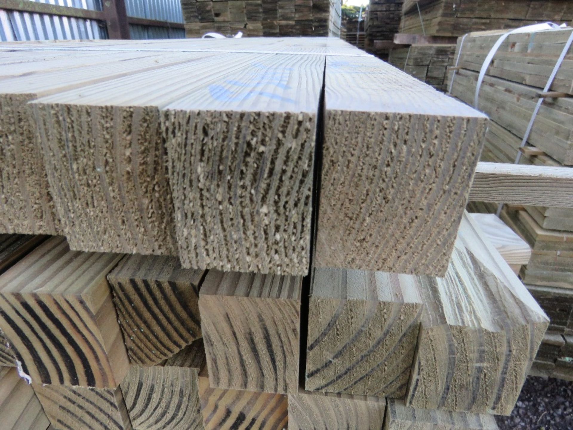 STACK OF TIMBER POSTS, 44MM X 45MM APPROX AT LENGTHS OF 1.79M AND 2.4M APPROX. 2 BUNDLES SOLD AS ONE - Image 3 of 3