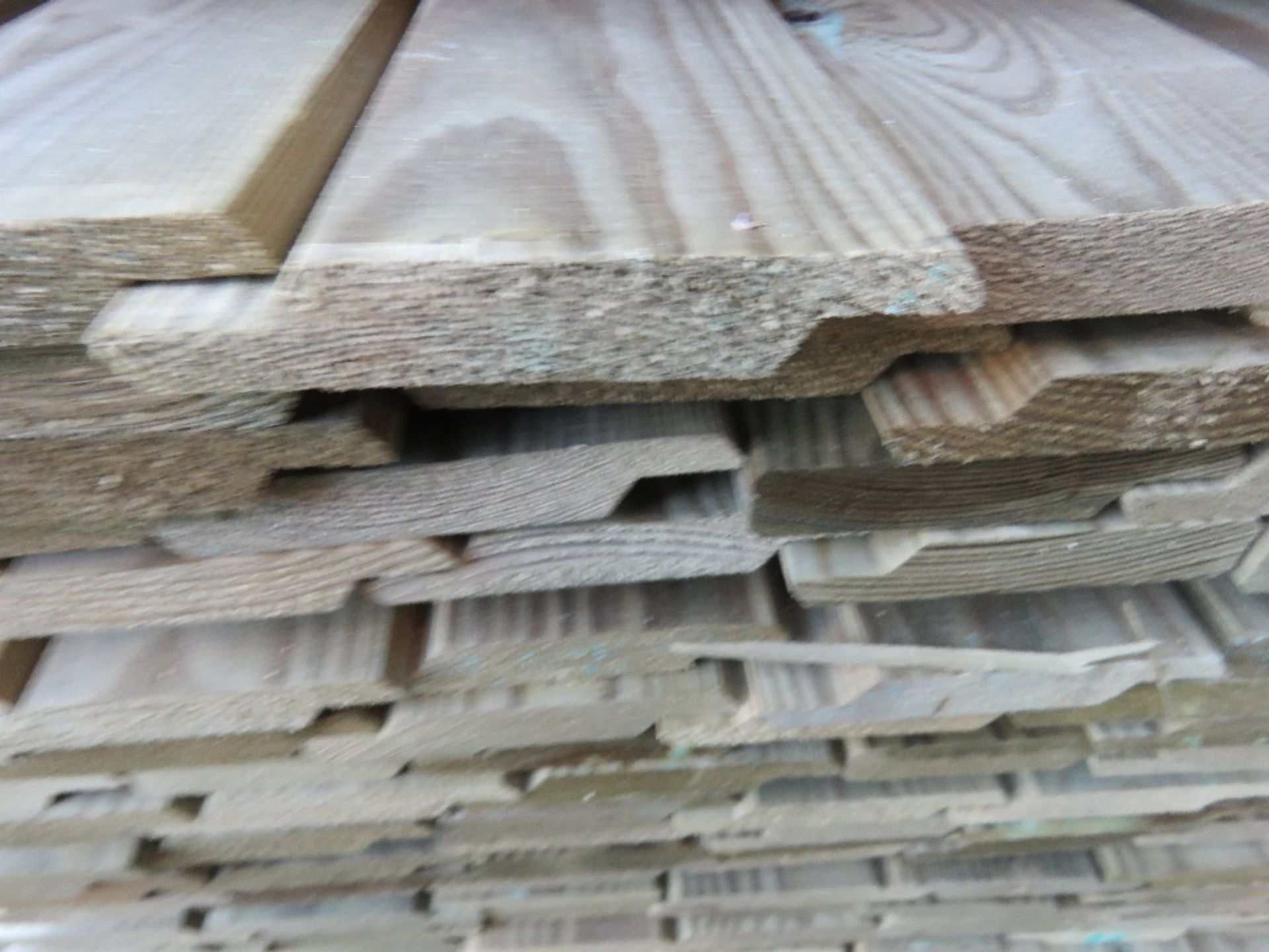 LARGE PACK OF TREATED SHIPLAP FENCE CLADDING TIMBER BOARDS. SIZE: 1.83M LENGTH X 10CM WIDTH APPROX. - Image 3 of 3
