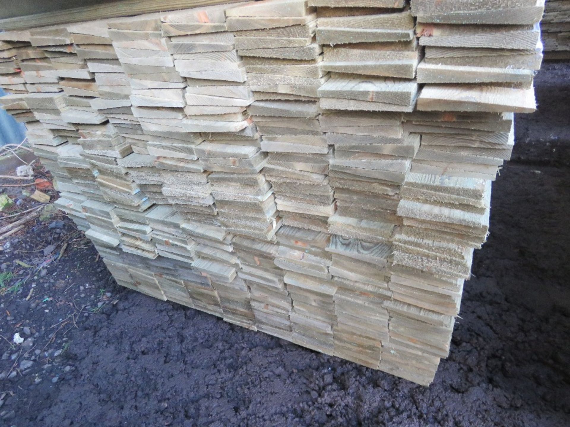 LARGE PACK OF FEATHER EDGE PRESSURE TREATED FENCE CLADDING TIMBER BOARDS. 1.5M LENGTH X 100MM WIDTH - Image 2 of 3