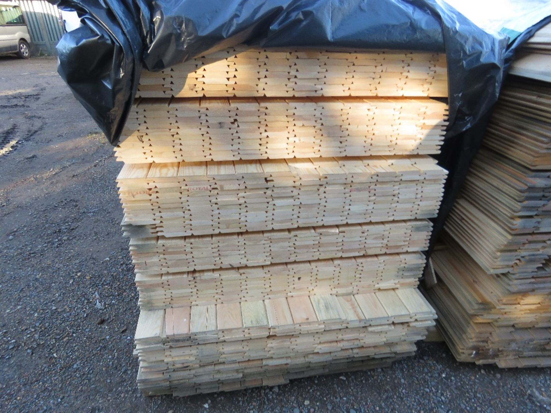 EXTRA LARGE PACK OF UNTREATED SHIPLAP FENCE CLADDING TIMBER BOARDS. SIZE: 1.42M LENGTH X 95MM WIDTH - Image 2 of 3