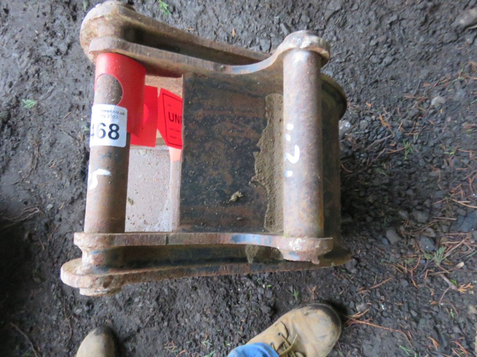 MINI EXCAVATOR BUCKET: 1FT WIDTH APPROX, WITH 35MM PINS. - Image 3 of 3
