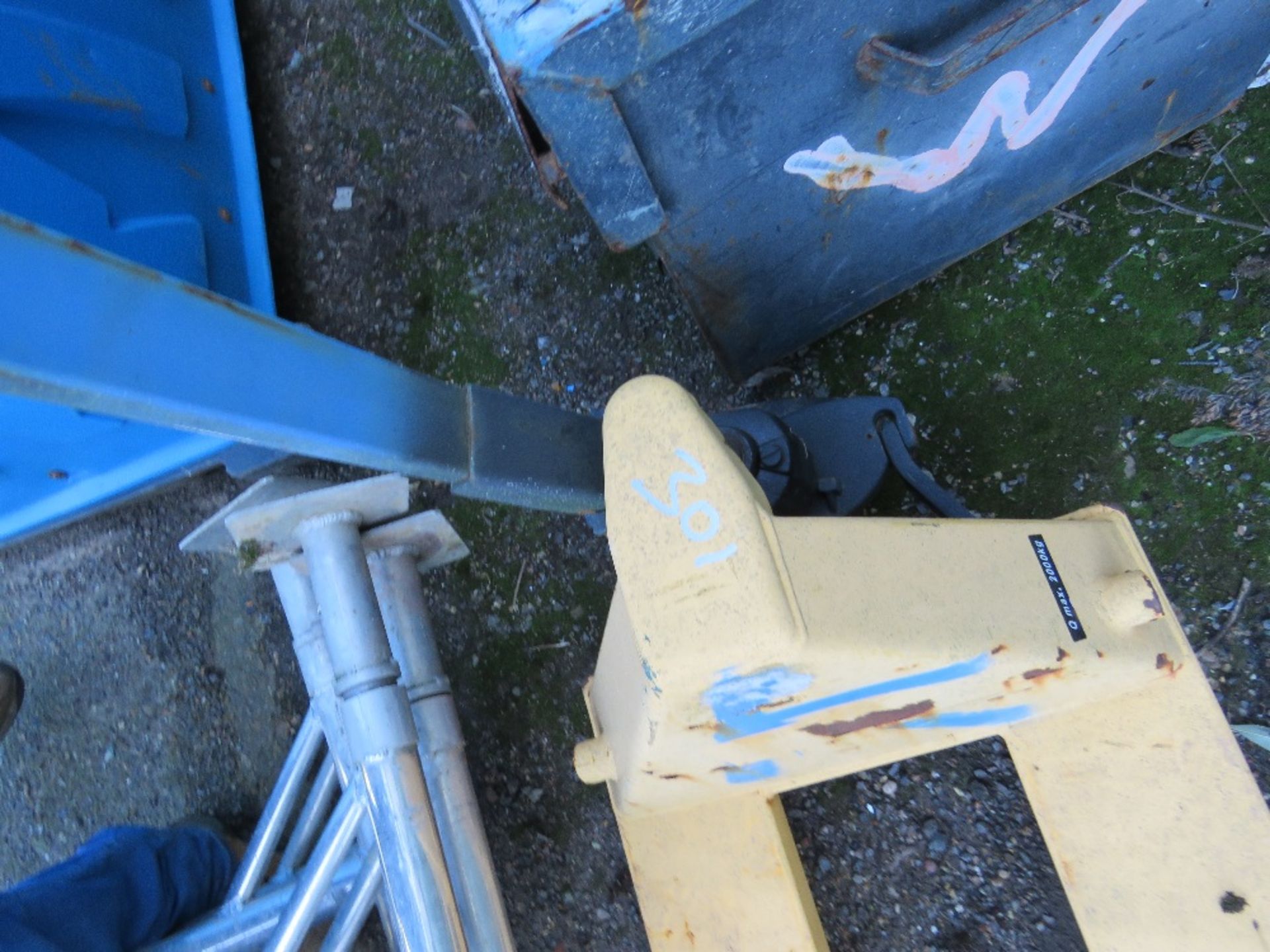 LONG BLADED PALLET TRUCK FOR BOARDS ETC WHEEL MISSING ON FRONT. - Image 2 of 3