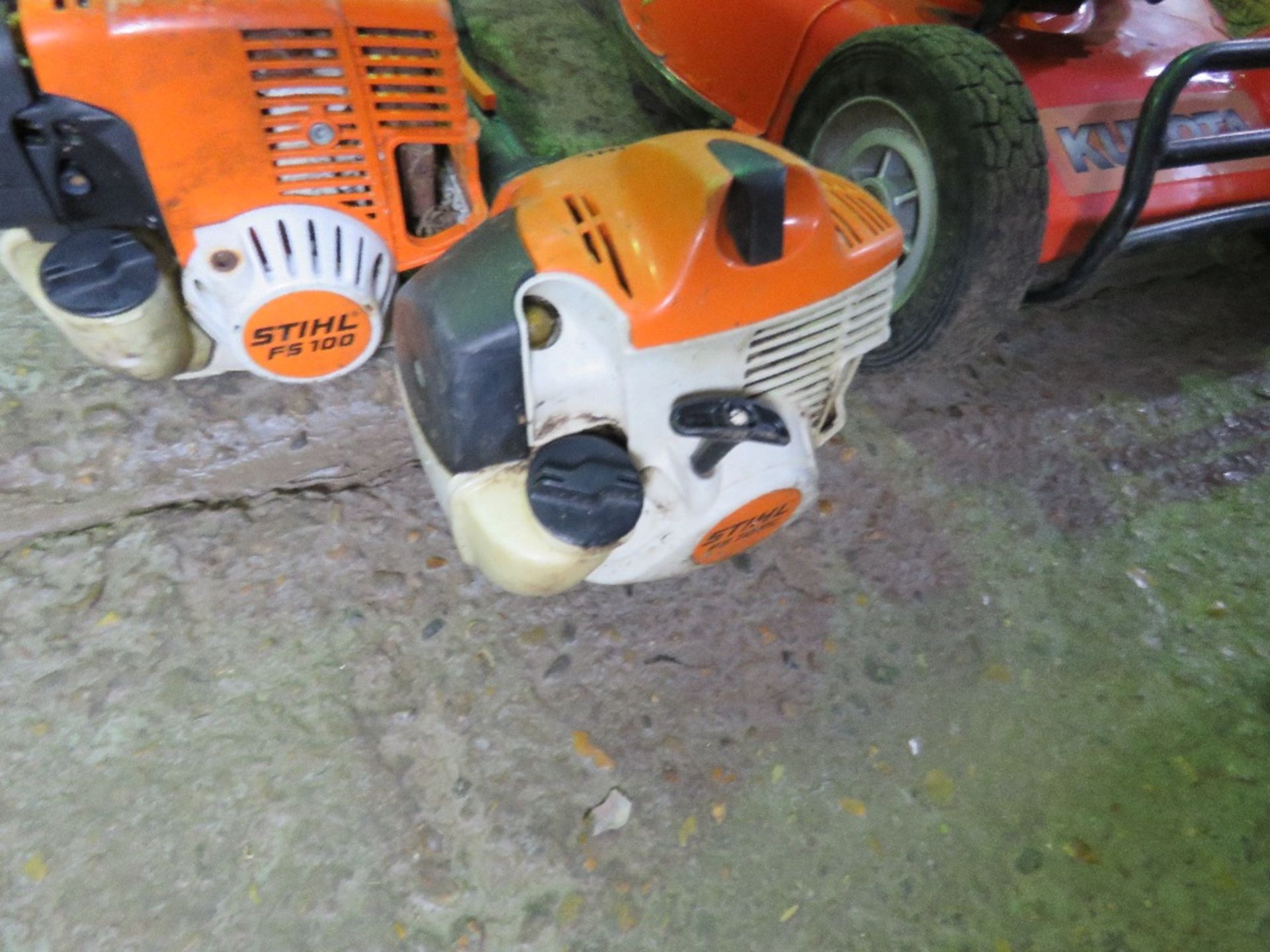 2 X STIHL PETROL ENGINED STRIMMERS: ONE HAS A BENT/DAMAGED SHAFT. THIS LOT IS SOLD UNDER THE AUCTION - Image 2 of 4