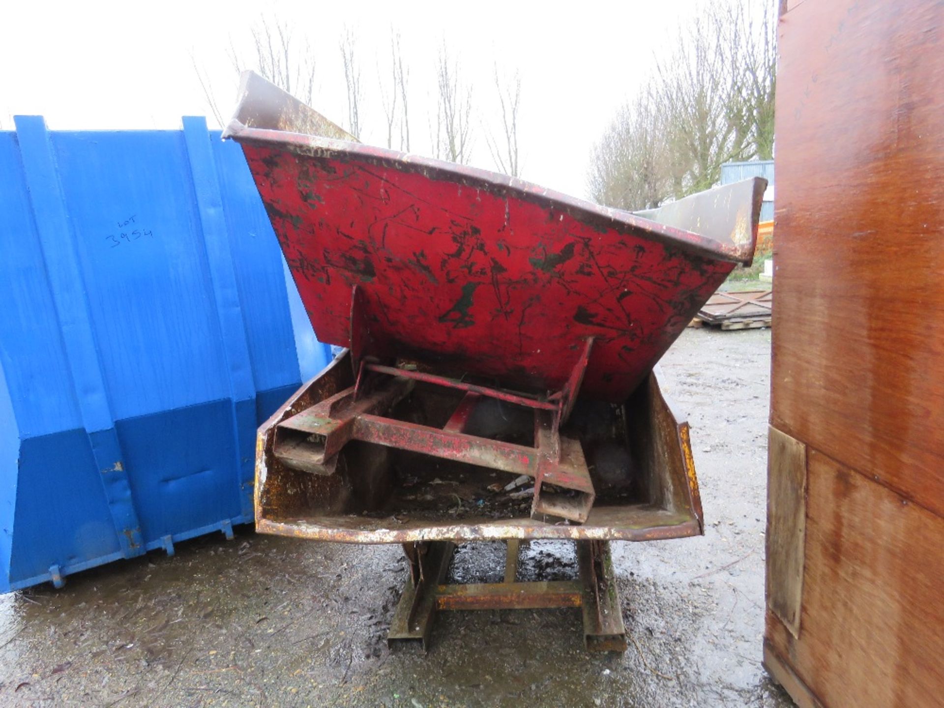 2 X FORKLIFT MOUNTED TIPPING SKIPS, YELLOW AND RED. THIS LOT IS SOLD UNDER THE AUCTIONEERS MARGIN SC - Image 3 of 5