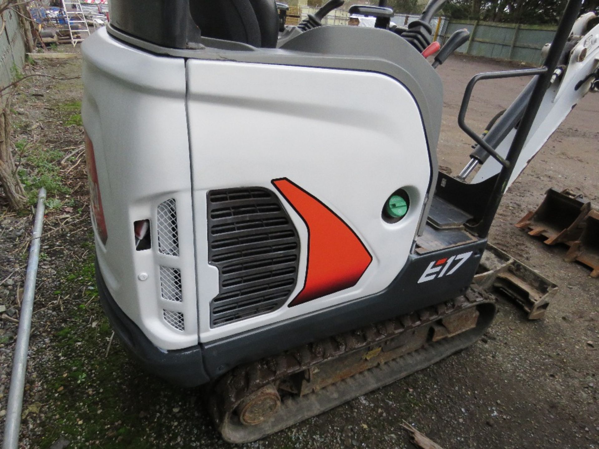 BOBCAT E17 RUBBER TRACKED MINI EXCAVATOR, YEAR 2018. SET OF 3 BUCKETS. 1116.6 REC HOURS. SN:B27H1302 - Image 8 of 15