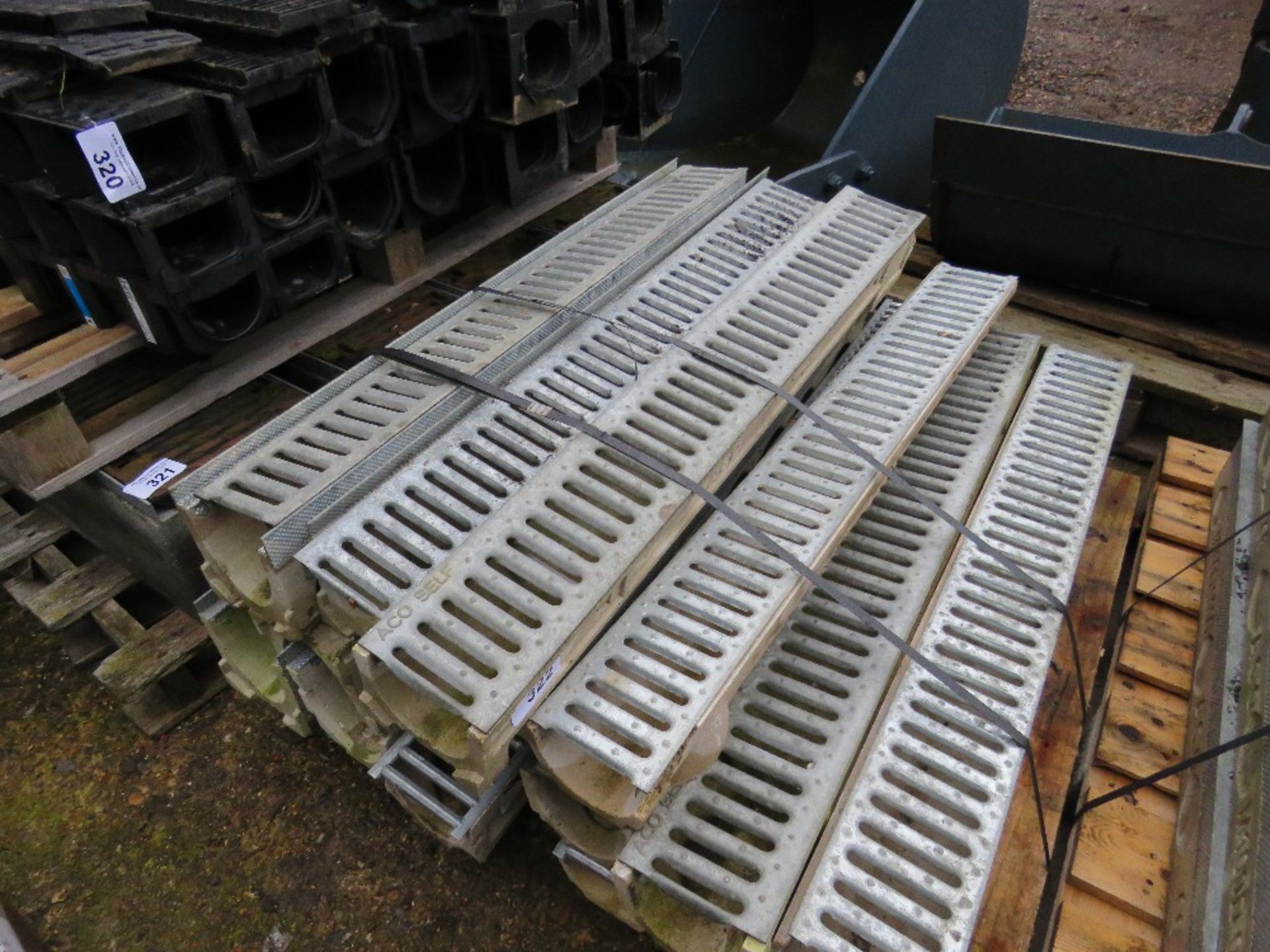 PALLET CONTAINING LIGHTWEIGHT METAL TOPPED DRAIN GULLEYS . - Image 3 of 3