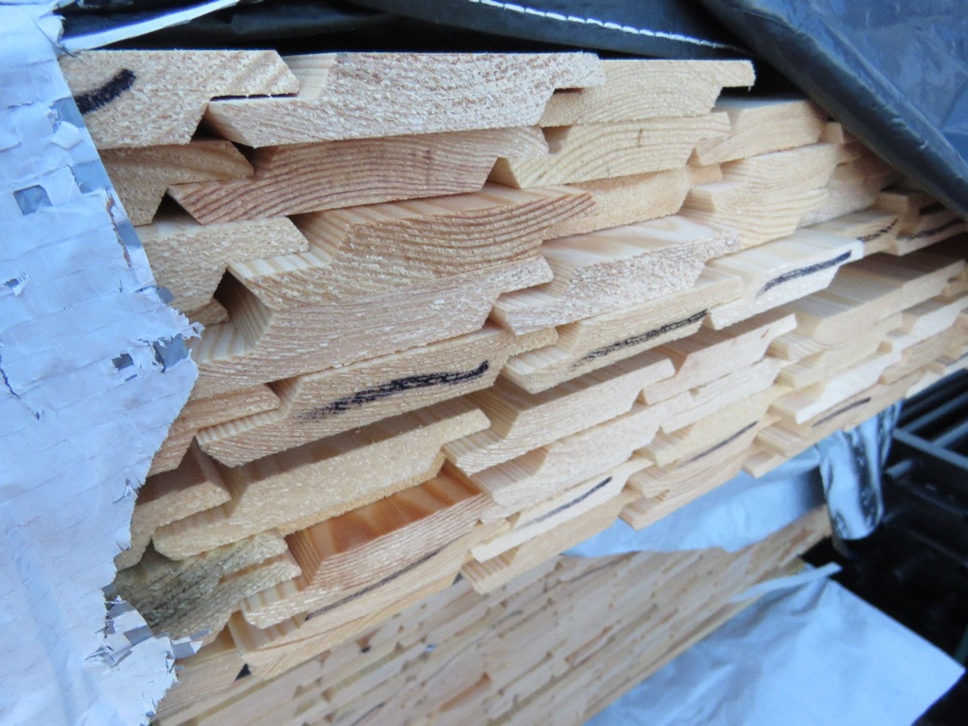 STACK OF 4NO BUNDLES OF UNTREATED SHIPLAP TIMBER FENCE CLADDING BOARDS. SIZE: 1.4-1.83M LENGTH X - Image 3 of 6