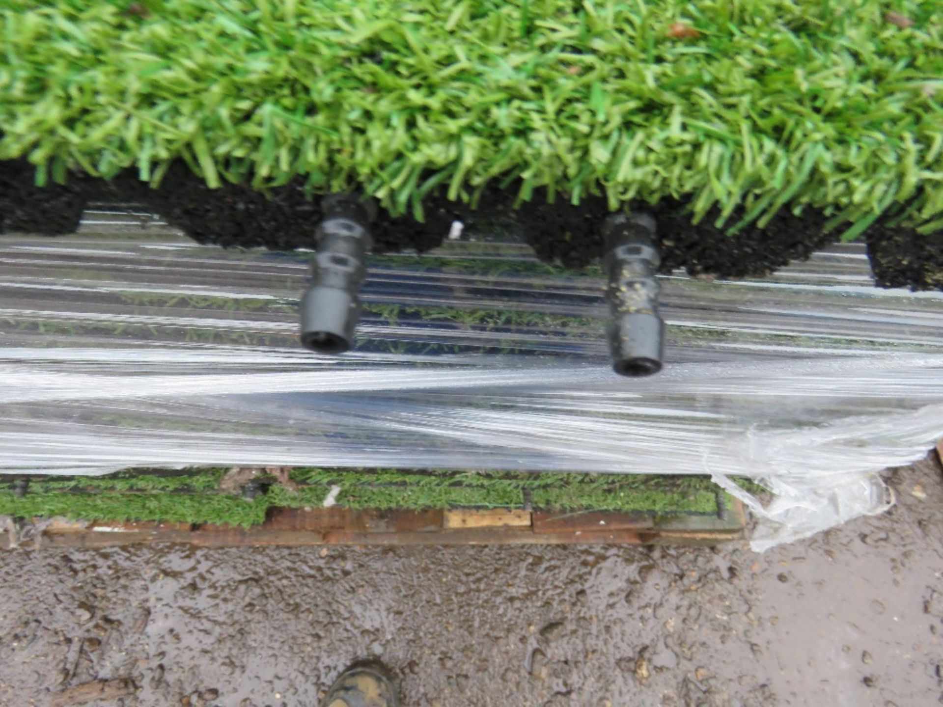 PALLET OF INTERLOCKING ASTRO TURF FAKE GRASS TILES WITH CUSHION BACKING, 50MM X 50MM 84NO IN TOTAL. - Image 4 of 4