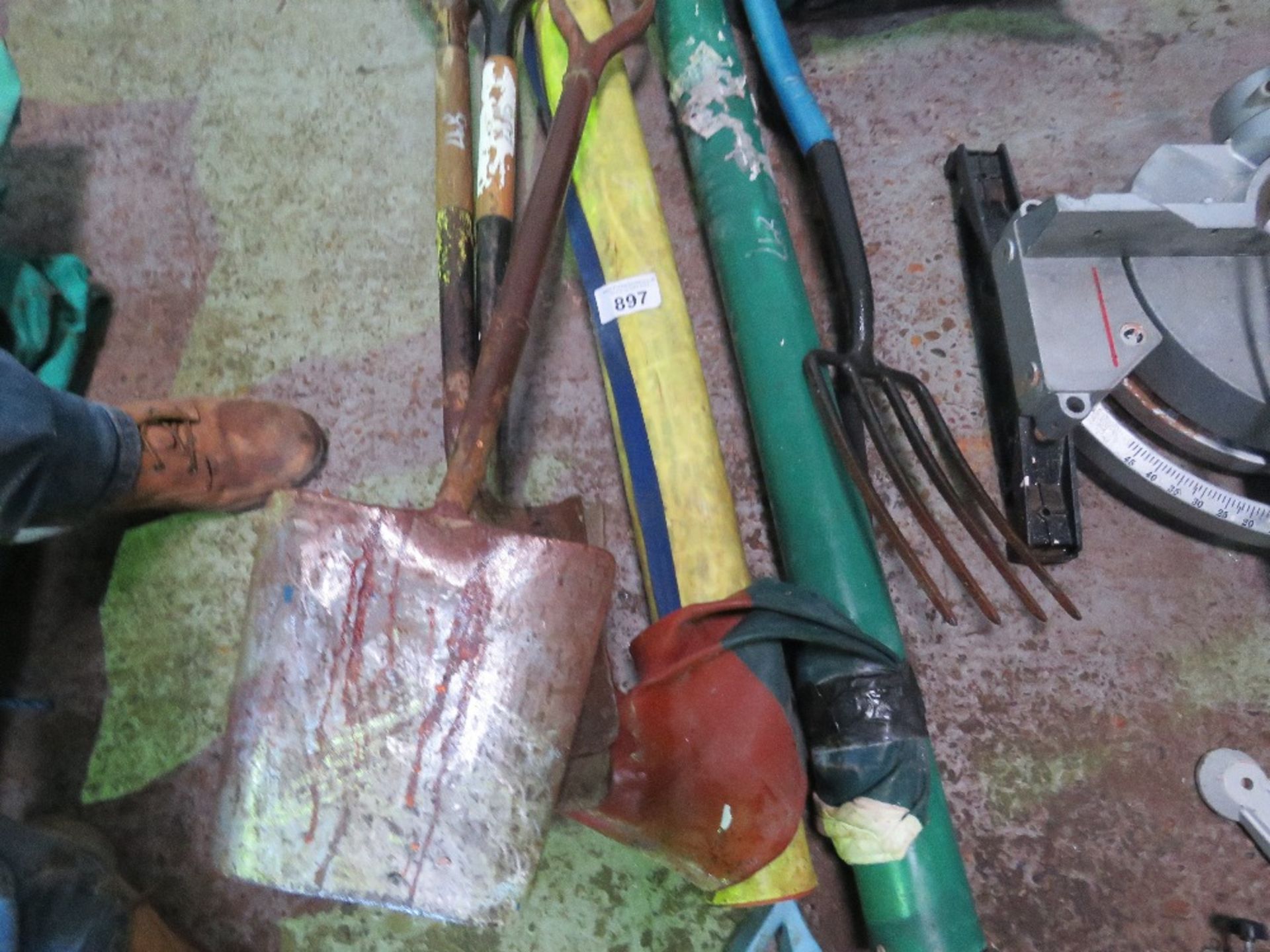 2 X SETS OF DRAIN RODS PLUS 3 SHOVELS AND A FORK. RETIREMENT SALE. - Image 3 of 3