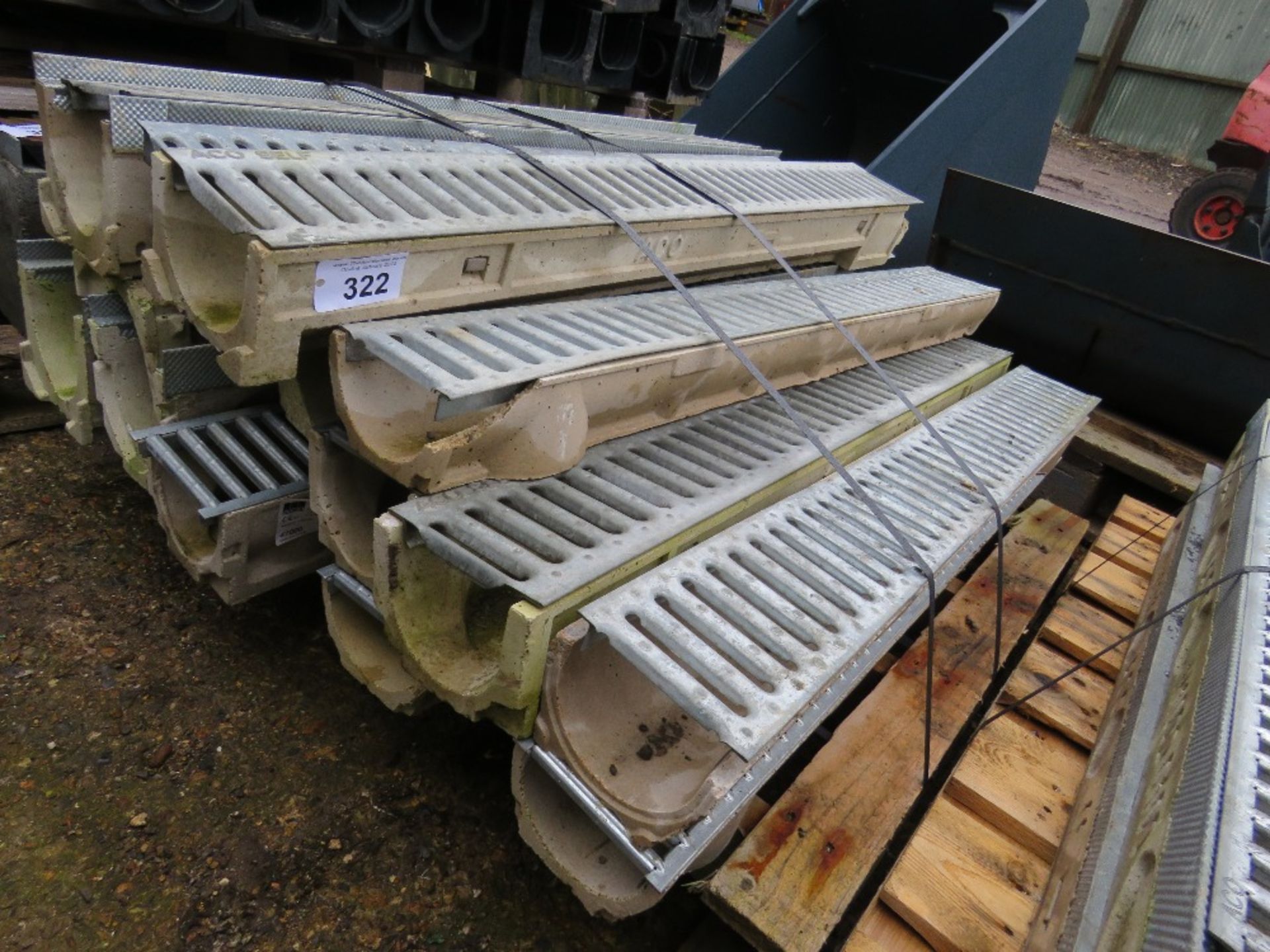 PALLET CONTAINING LIGHTWEIGHT METAL TOPPED DRAIN GULLEYS . - Image 2 of 3