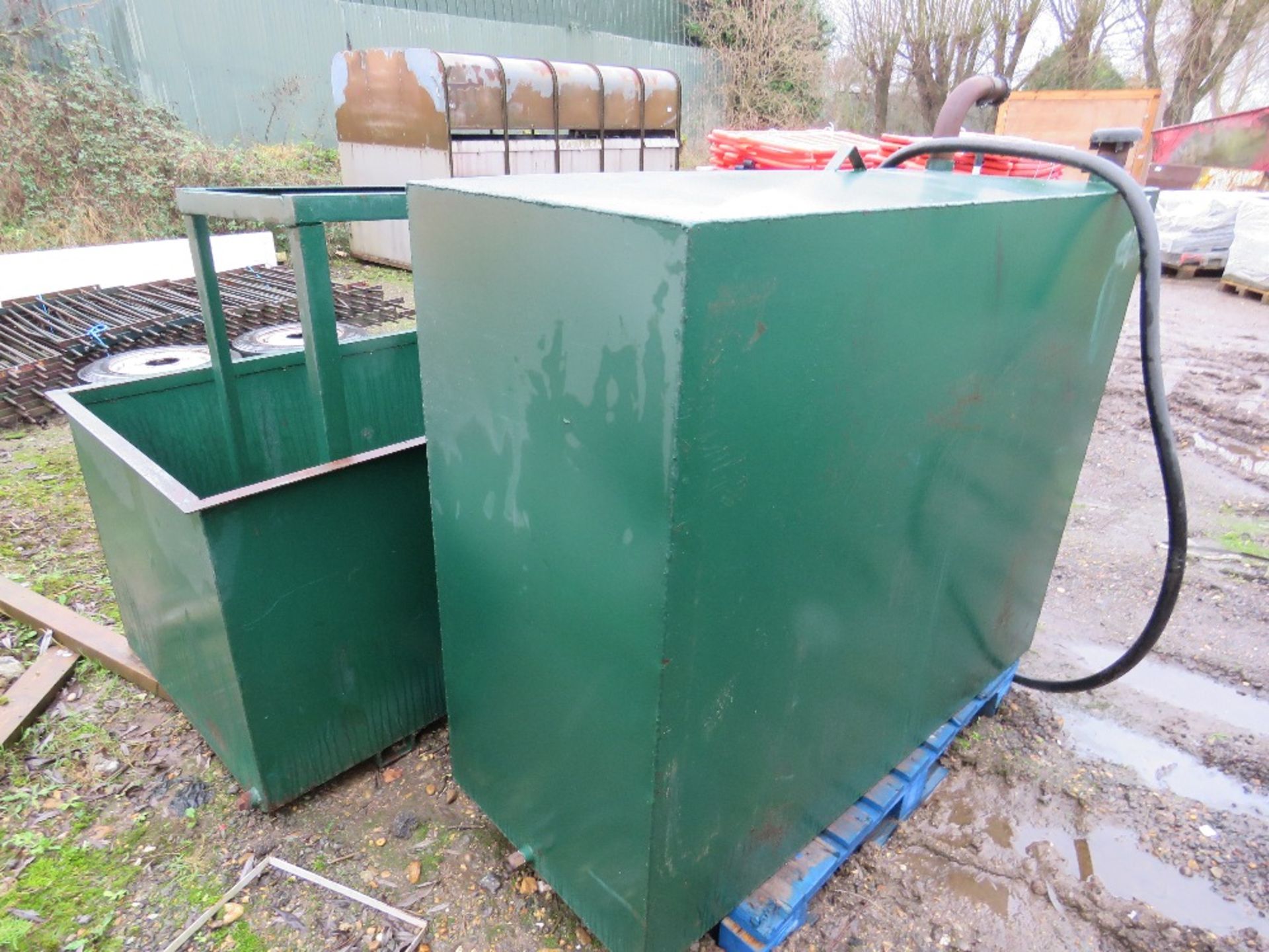 METAL FUEL/OIL TANK WITH EXTERNAL BUND TRAY PLUS A STAND. EX COMPANY LIQUIDATION. - Image 4 of 4