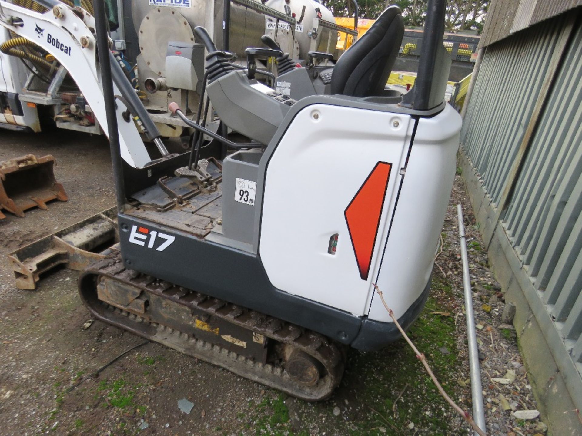 BOBCAT E17 RUBBER TRACKED MINI EXCAVATOR, YEAR 2018. SET OF 3 BUCKETS. 1116.6 REC HOURS. SN:B27H1302 - Image 7 of 15
