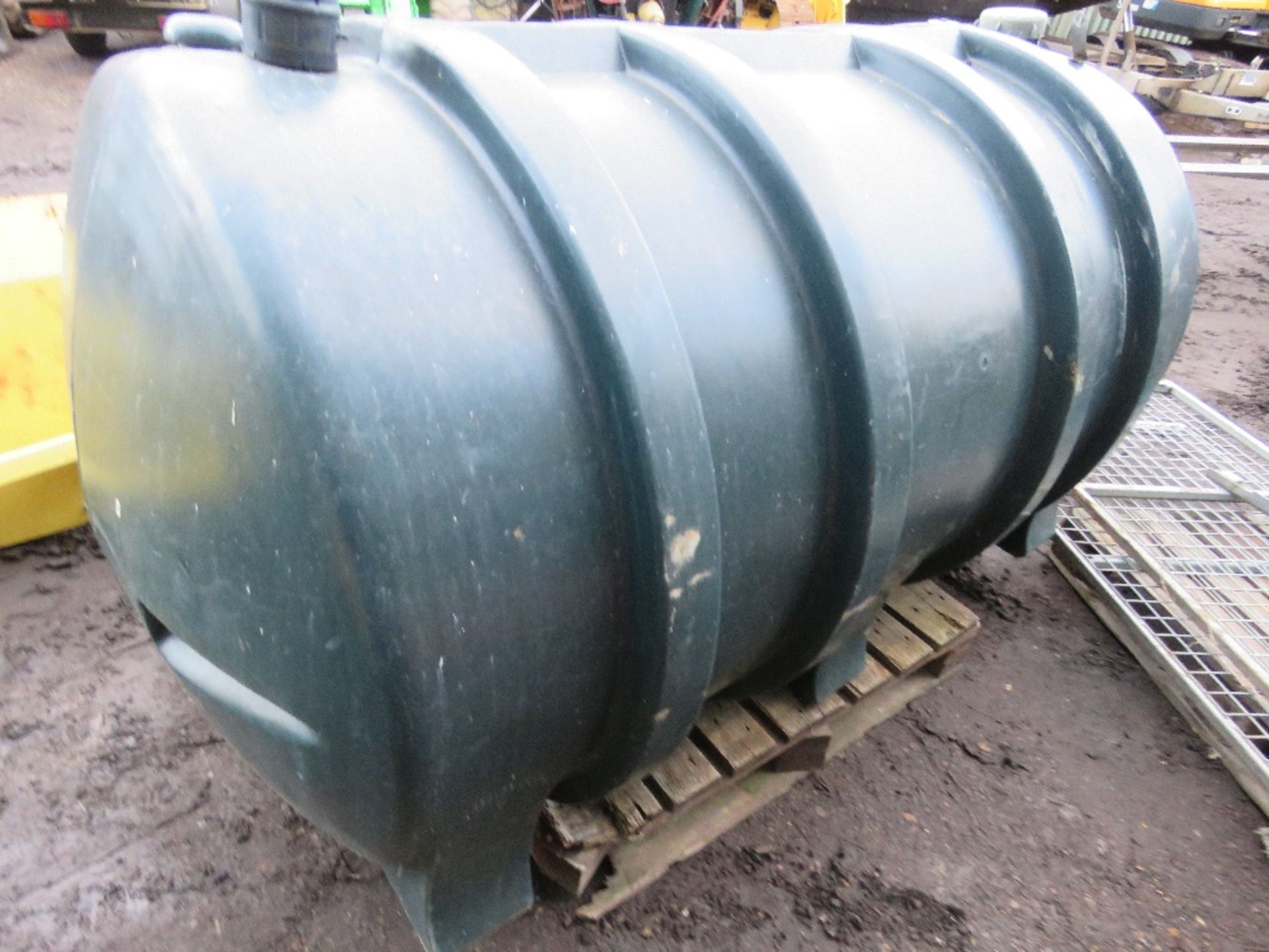 PLASTIC DIESEL TANK, 1385LITRE CAPACITY. THIS LOT IS SOLD UNDER THE AUCTIONEERS MARGIN SCHEME, THERE - Image 3 of 3