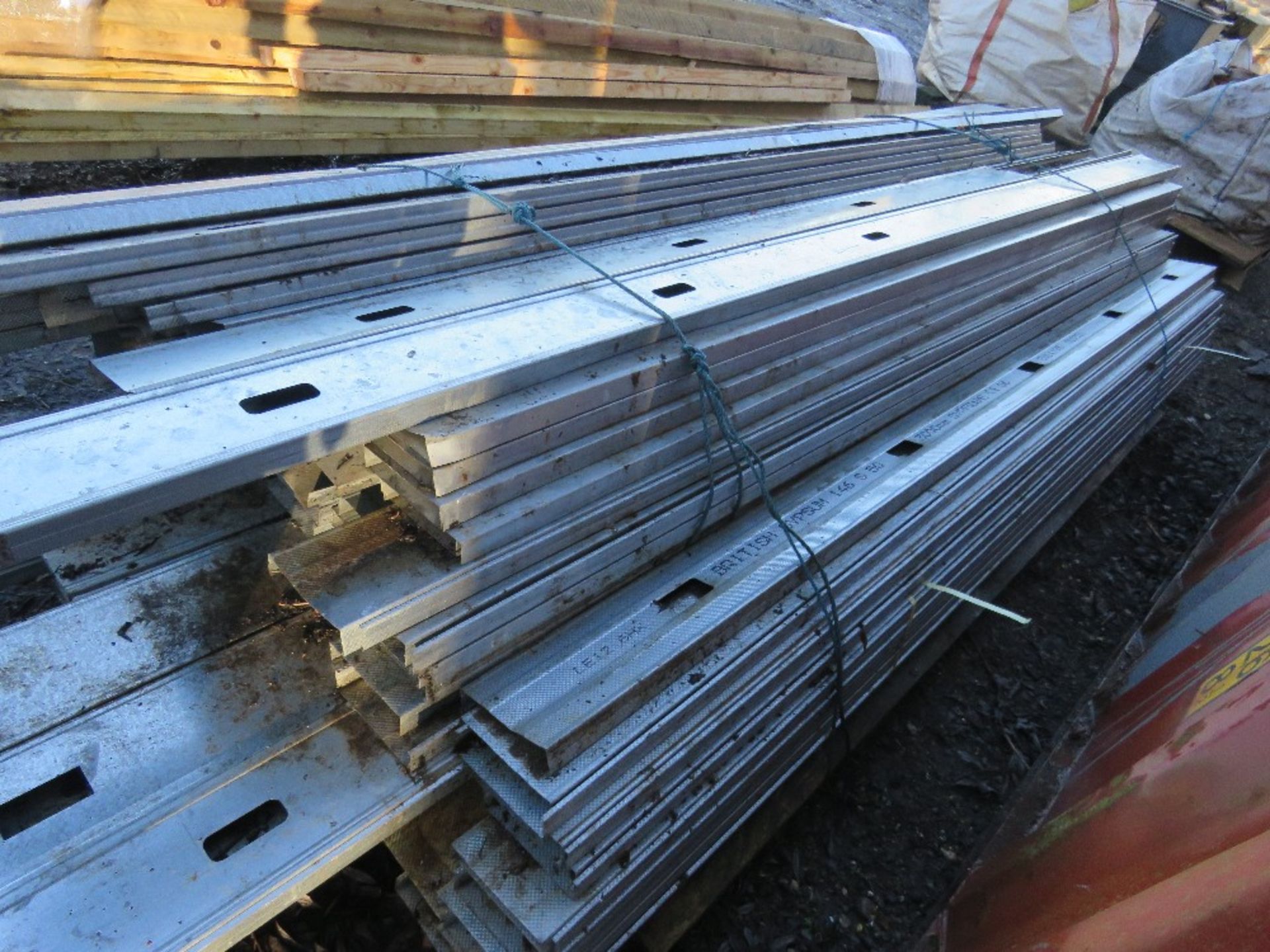 LARGE QUANTITY OF METAL PARTITIONING TRUNKING / CHANNELS. - Image 3 of 5