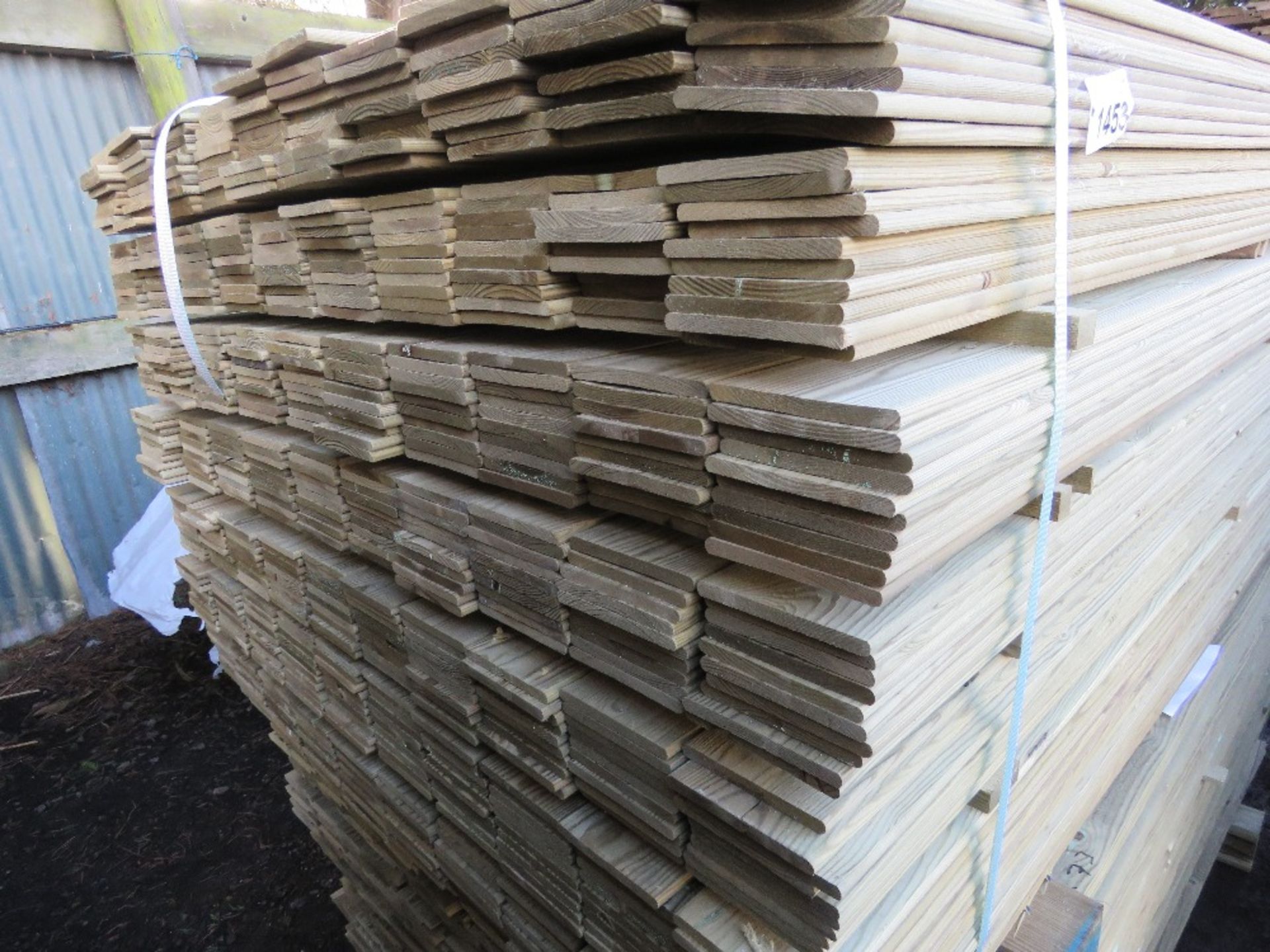 PACK OF HIT AND MISS TYPE PRESSURE TREATED FENCE CLADDING TIMBER BOARDS. 1.75M LENGTH X 100MM WIDTH - Image 2 of 3