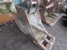 JCB EXCAVATOR BUCKET: 55CM WIDTH APPROX, WITH 65MM PINS.