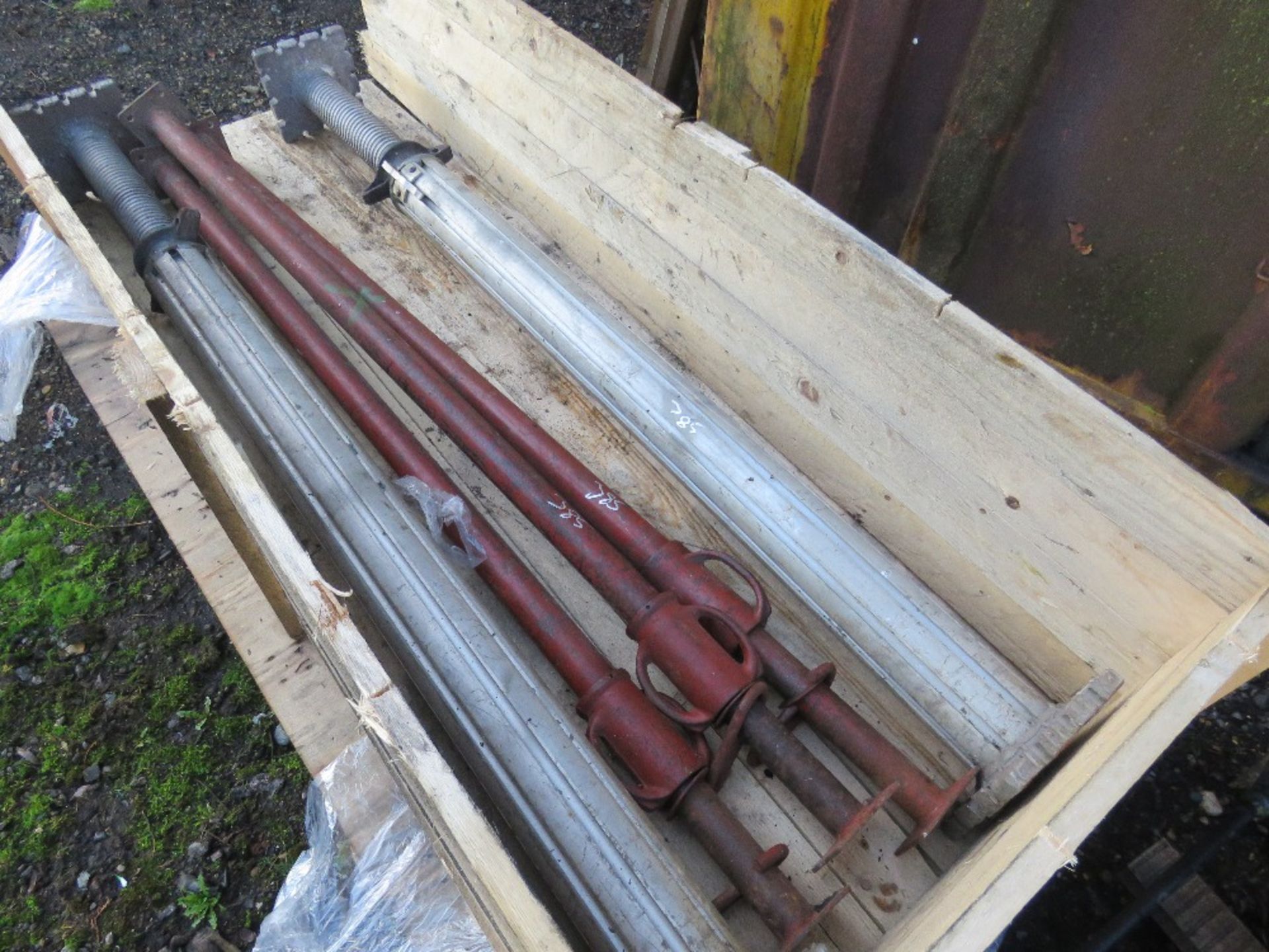 2 X ALUMINIUM SHUTTERING PROPS PLUS 3 X STEEL PROPS.. NO VAT ON HAMMER PRICE.