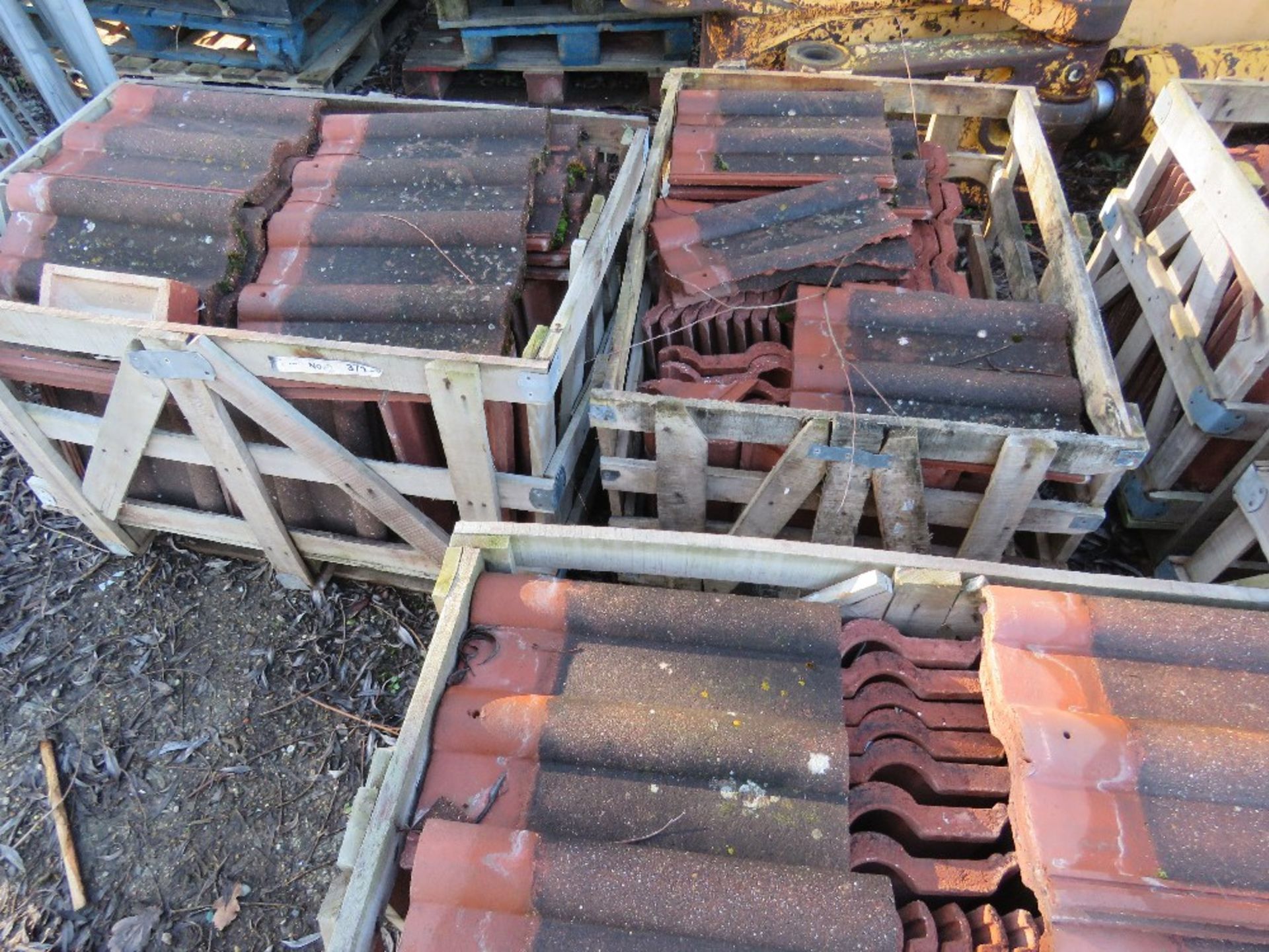 6 X STILLAGES OF REDLAND CONCRETE ROOF TILES, PRE USED. RECENTLY REMOVED FROM HOUSE BEING DEMOLISHED - Image 4 of 5