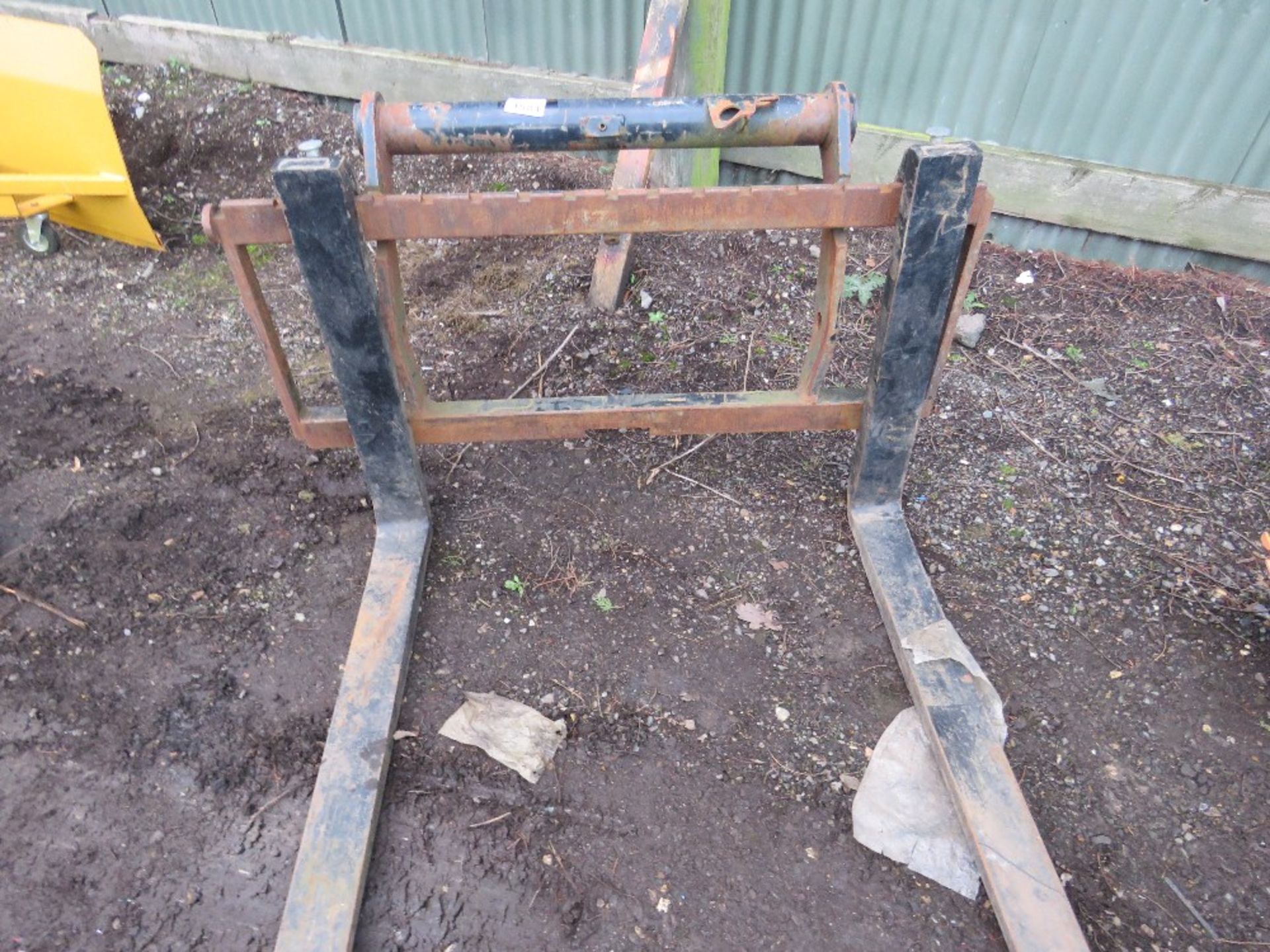 FORKS AND BACKPLATE FOR MANITOU TELEHANDLER.