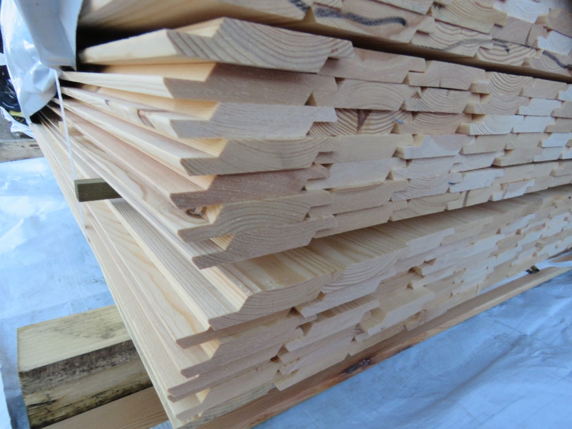 STACK OF 4NO BUNDLES OF UNTREATED SHIPLAP TIMBER FENCE CLADDING BOARDS. SIZE: 1.4-1.83M LENGTH X - Image 4 of 6