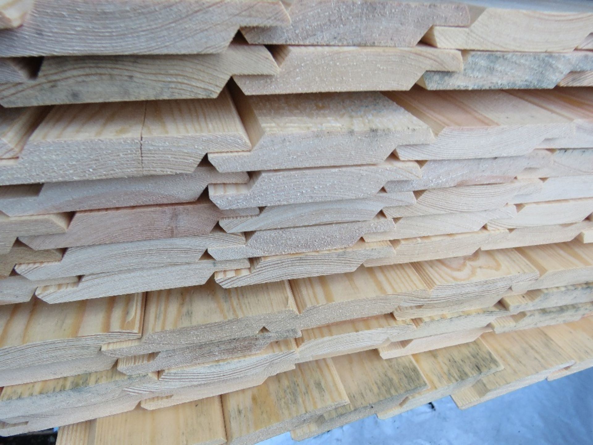 STACK CONTAINING 3 BUNDLES OF UNTREATED SHIPLAP TIMBER FENCE CLADDING BOARDS. SIZE: 1.75-2.1M LE - Image 4 of 5