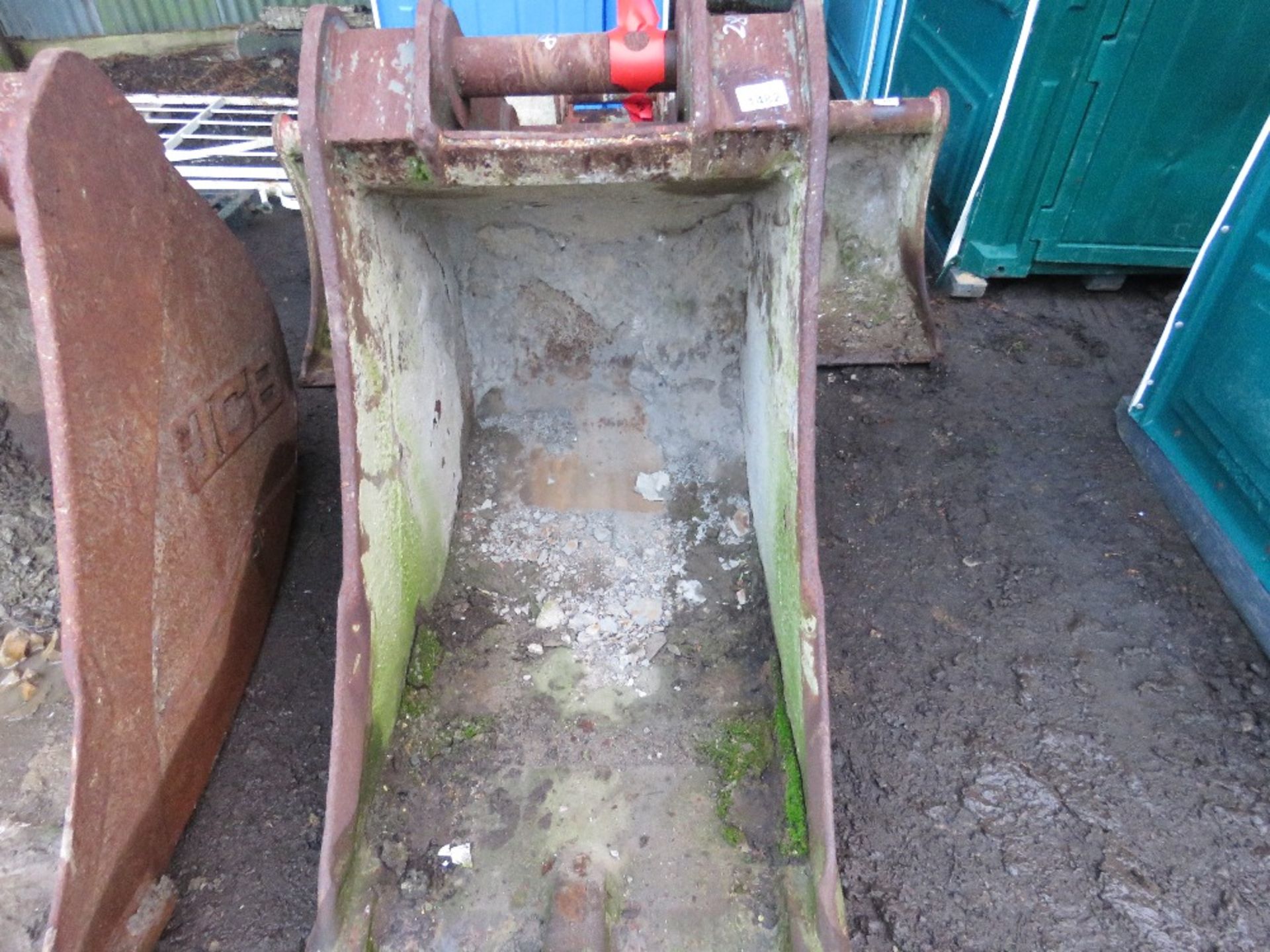 EXCAVATOR BUCKET: 28" WIDTH APPROX, WITH 80MM PINS. - Image 2 of 4