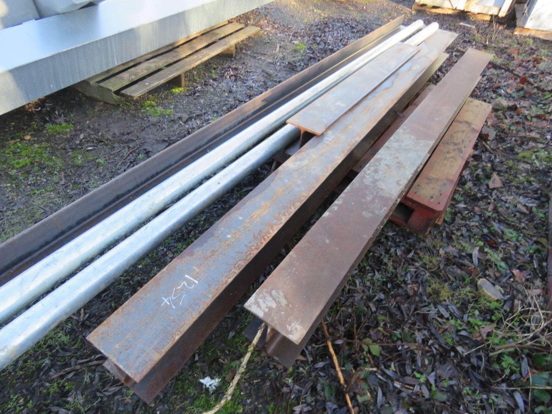 PALLET CONTAINING STEEL PIPES, 3 X RSJ STEELS PLUS HD ANGLE IRON. THIS LOT IS SOLD UNDER THE AUCTION - Image 4 of 4