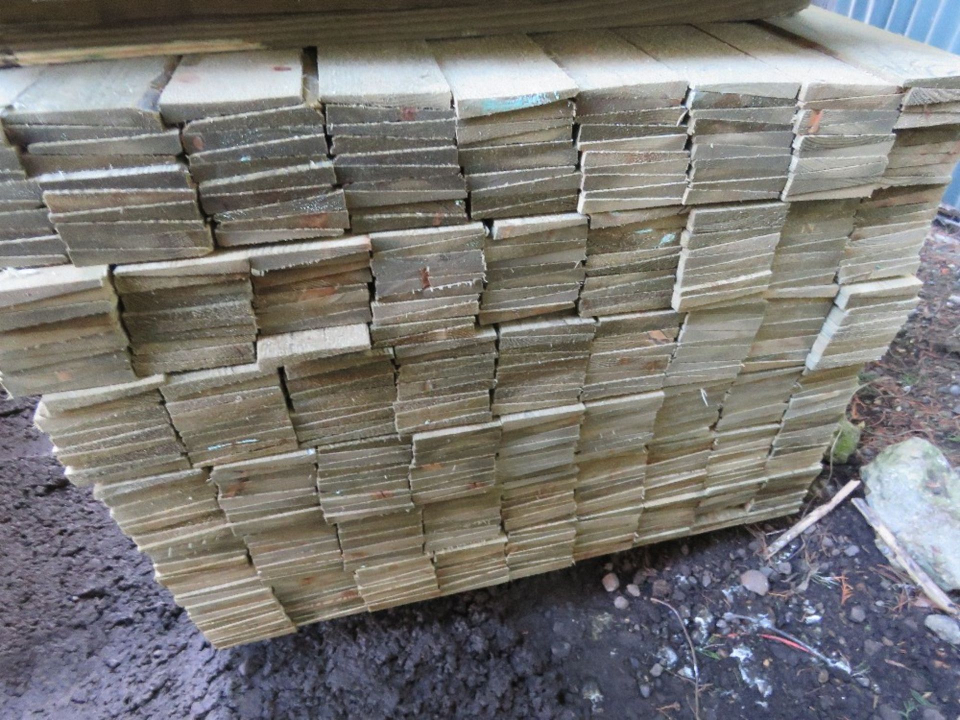 LARGE PACK OF FEATHER EDGE PRESSURE TREATED FENCE CLADDING TIMBER BOARDS. 1.8M LENGTH X 100MM WIDTH - Image 2 of 3