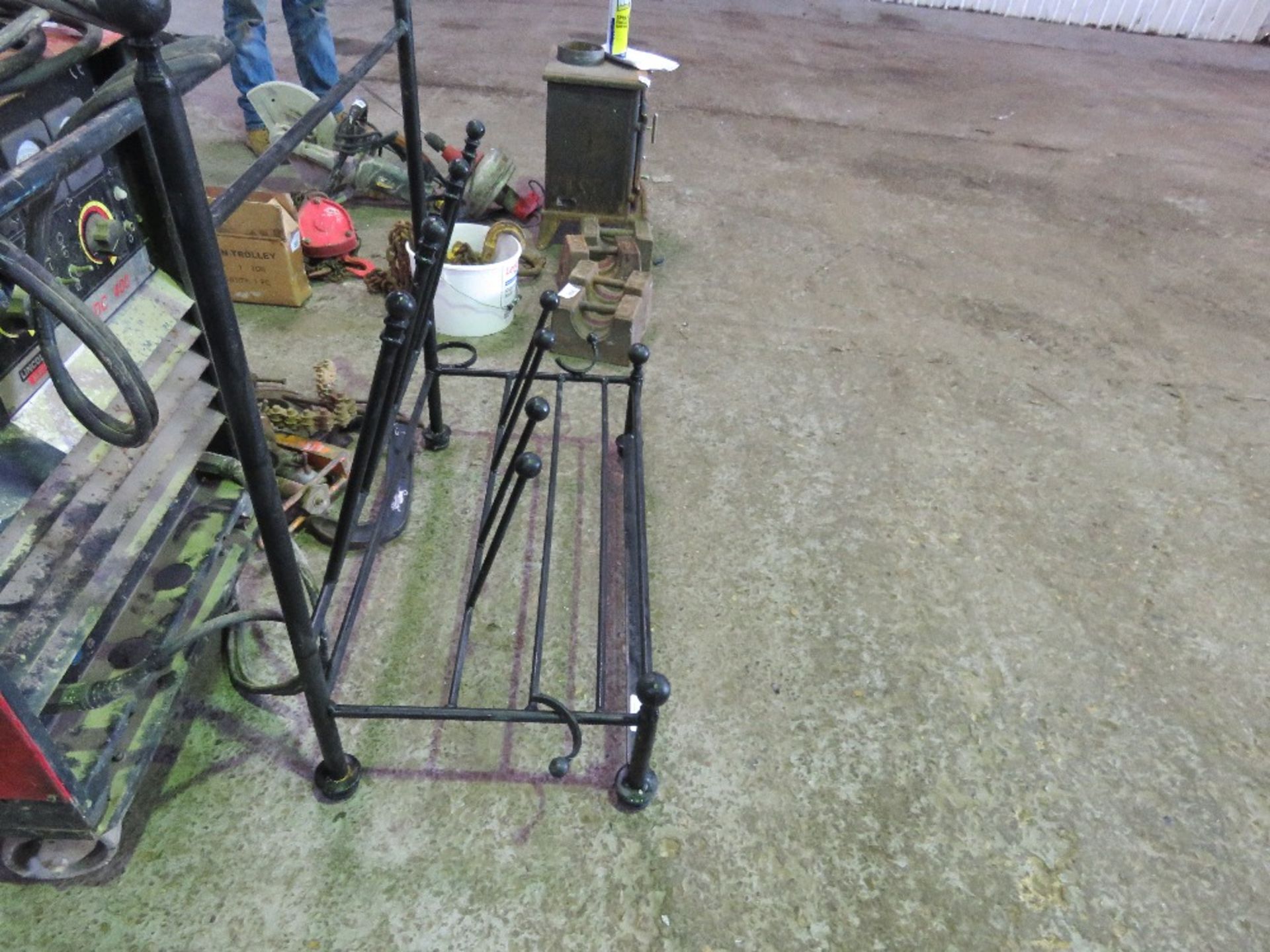 METAL BOOT AND SHOE STAND. NO VAT CHARGED ON THE HAMMER PRICE OF THIS LOT. - Image 2 of 3