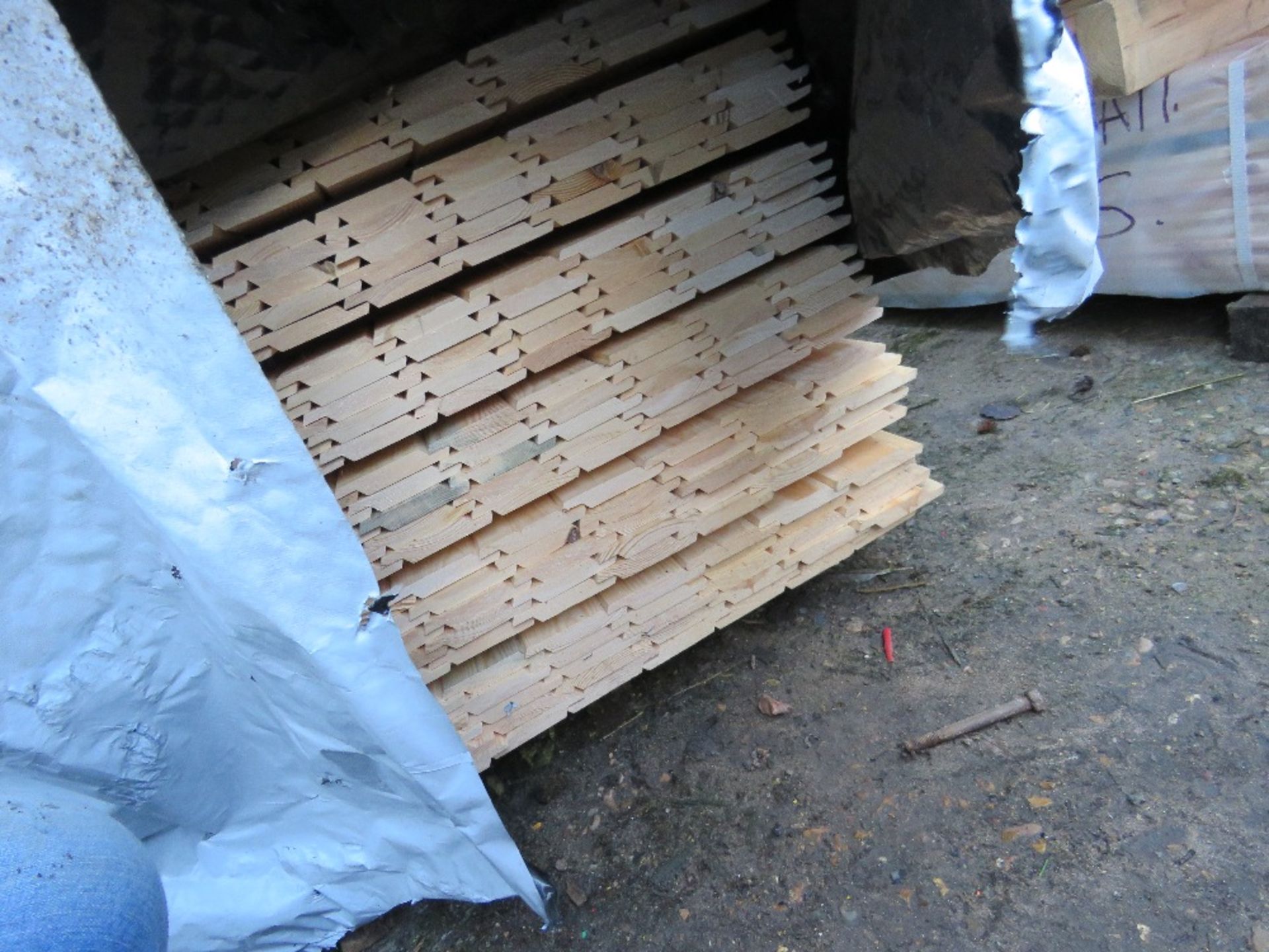 STACK CONTAINING 3 BUNDLES OF UNTREATED SHIPLAP TIMBER FENCE CLADDING BOARDS. SIZE: 1.75-2.1M LE - Image 5 of 5