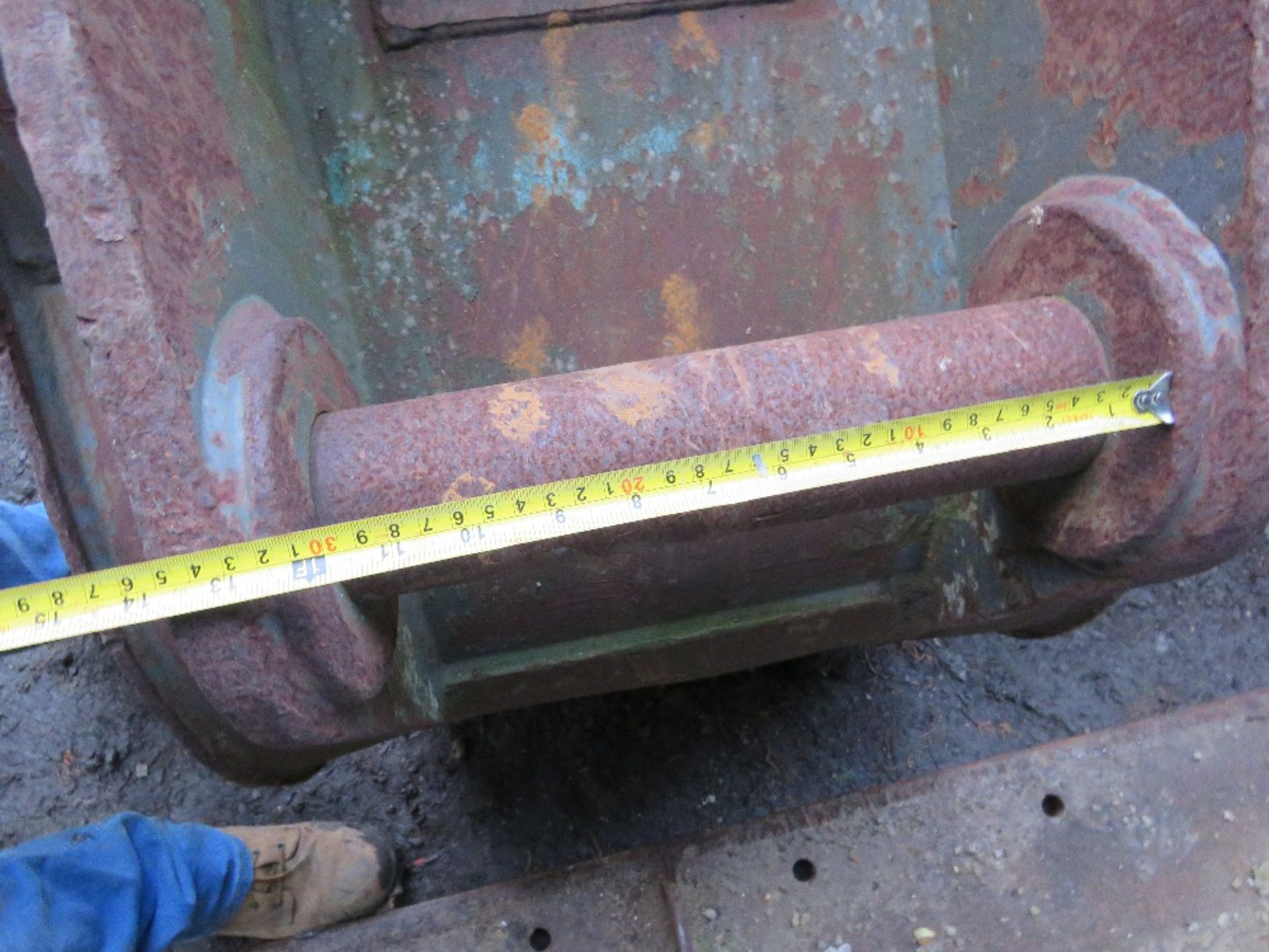 EXCAVATOR BUCKET: 28" WIDTH APPROX, WITH 80MM PINS. - Image 4 of 4