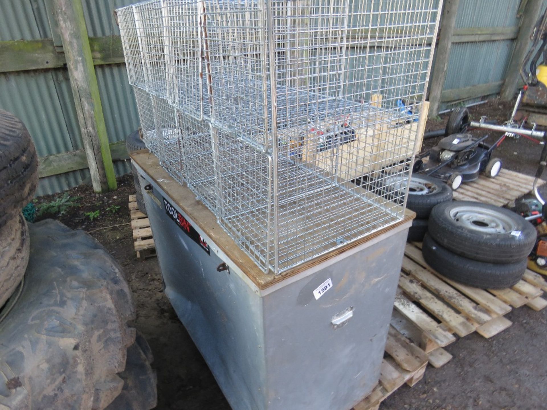 TOOL LOCKER PLUS A MESH LOCKER CAGE. THIS LOT IS SOLD UNDER THE AUCTIONEERS MARGIN SCHEME, THEREFORE