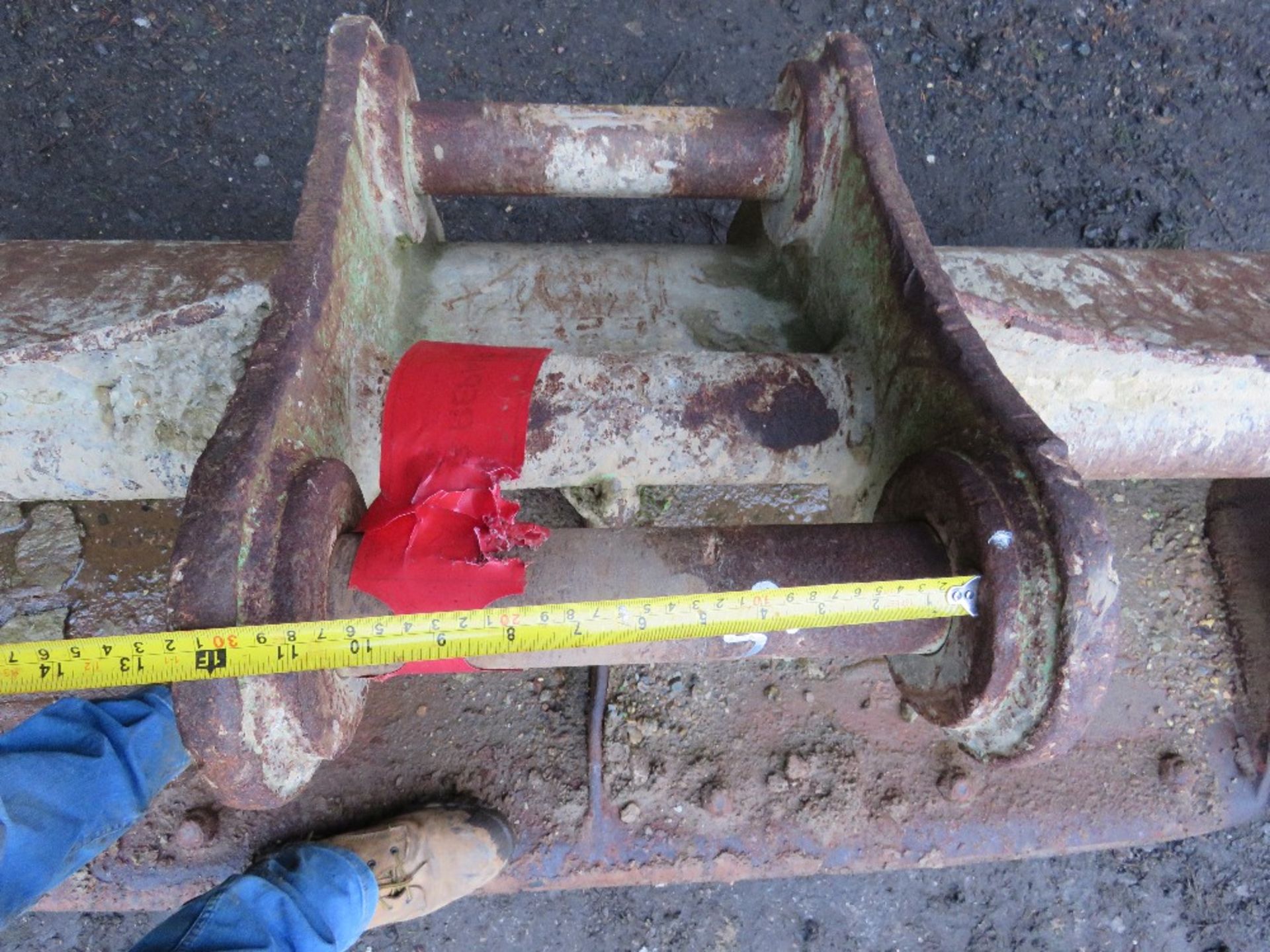EXCAVATOR GRADING BUCKET: 6FT WIDTH APPROX, WITH 65MM PINS. - Image 3 of 4
