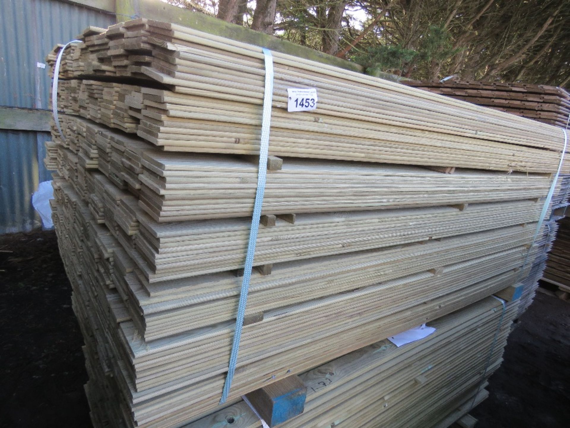 PACK OF HIT AND MISS TYPE PRESSURE TREATED FENCE CLADDING TIMBER BOARDS. 1.75M LENGTH X 100MM WIDTH